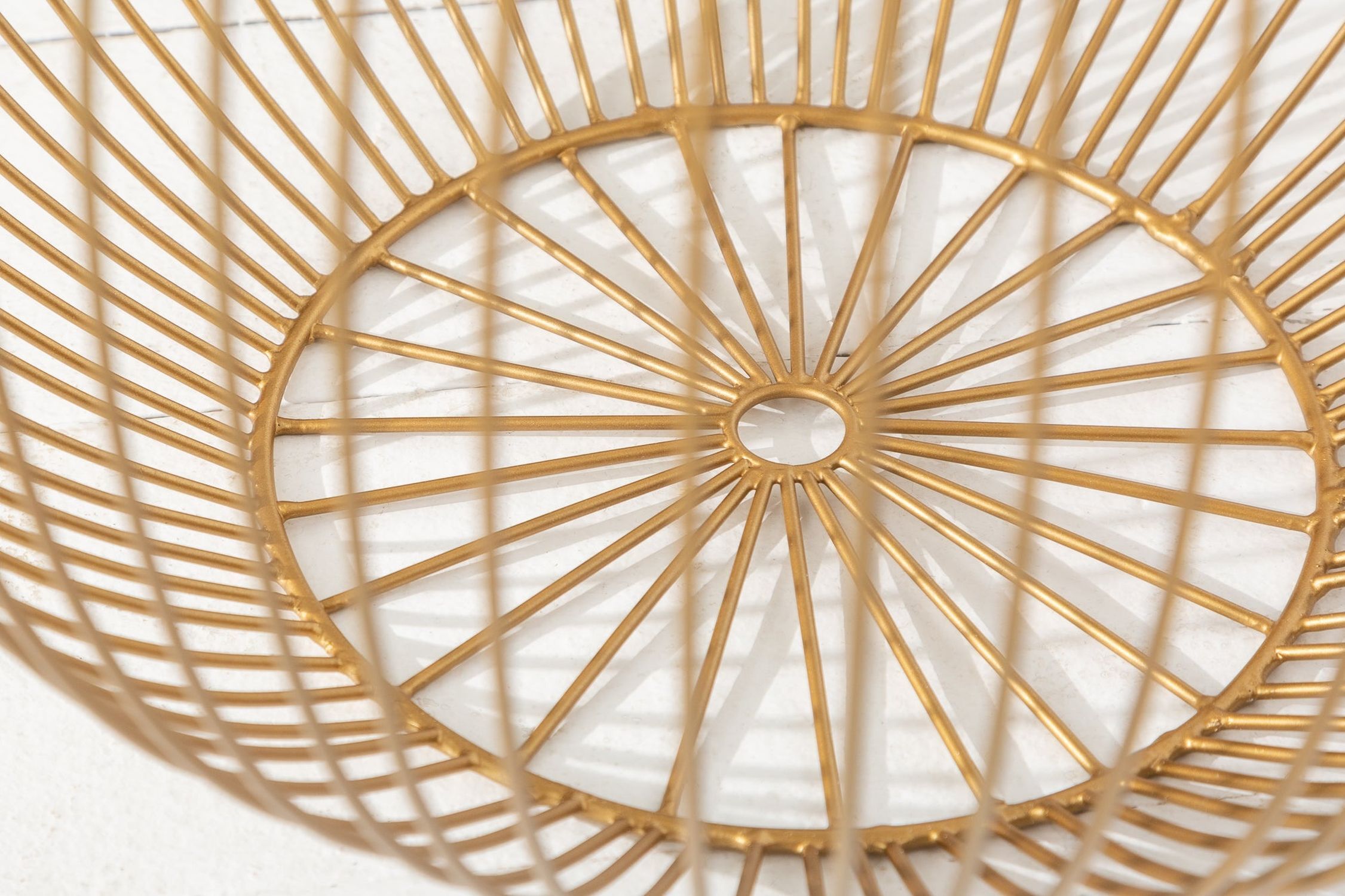 Table basse en métal doré 41x41 cm fait main avec plateau Maschine, Rad, Kunst