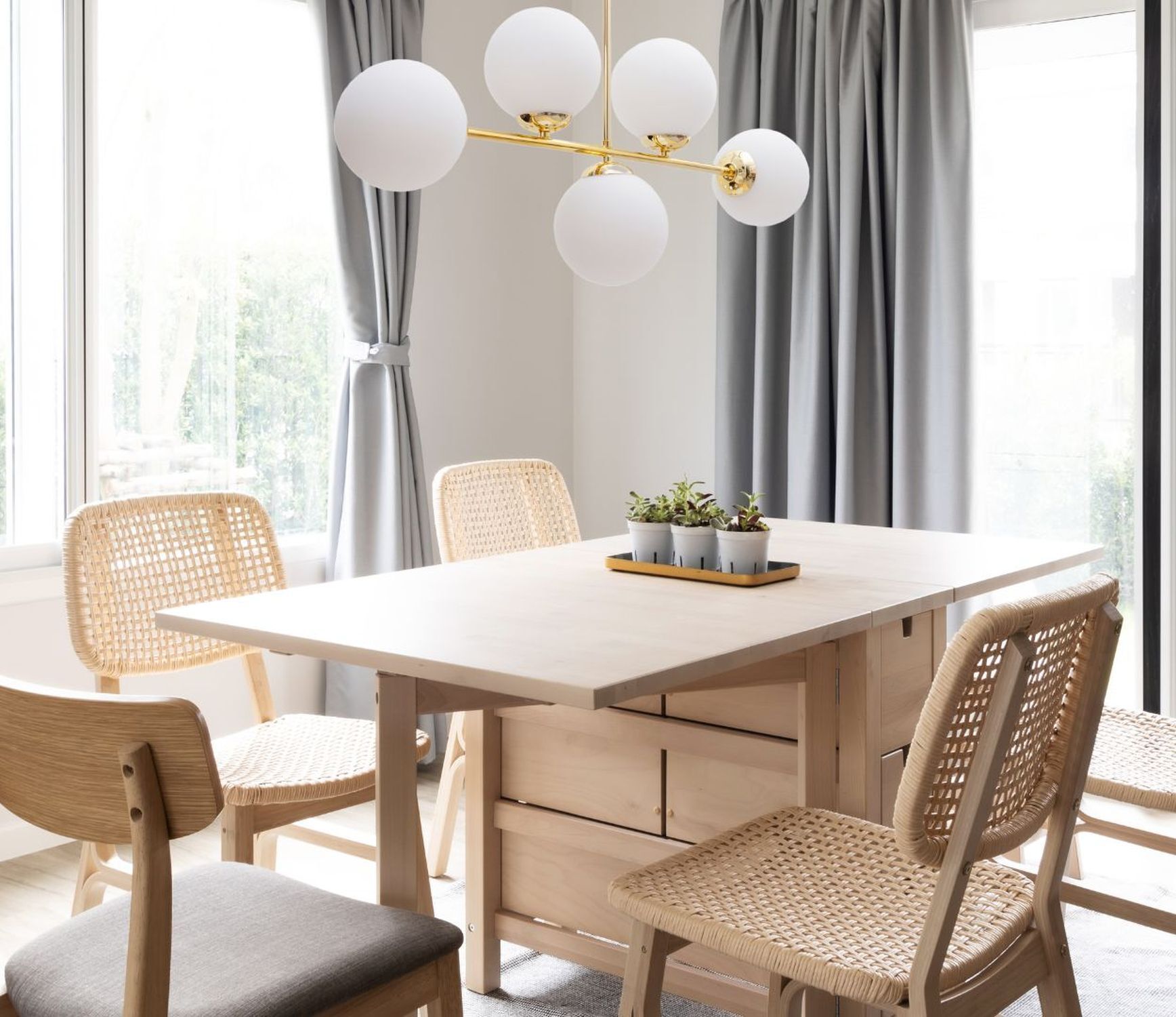 Goldene Deckenleuchte Glaskugeln blendarm 5-flmg Metall Esstisch, Holztisch, Wicker/Stuhl, Küchentisch, Beleuchtungskugel