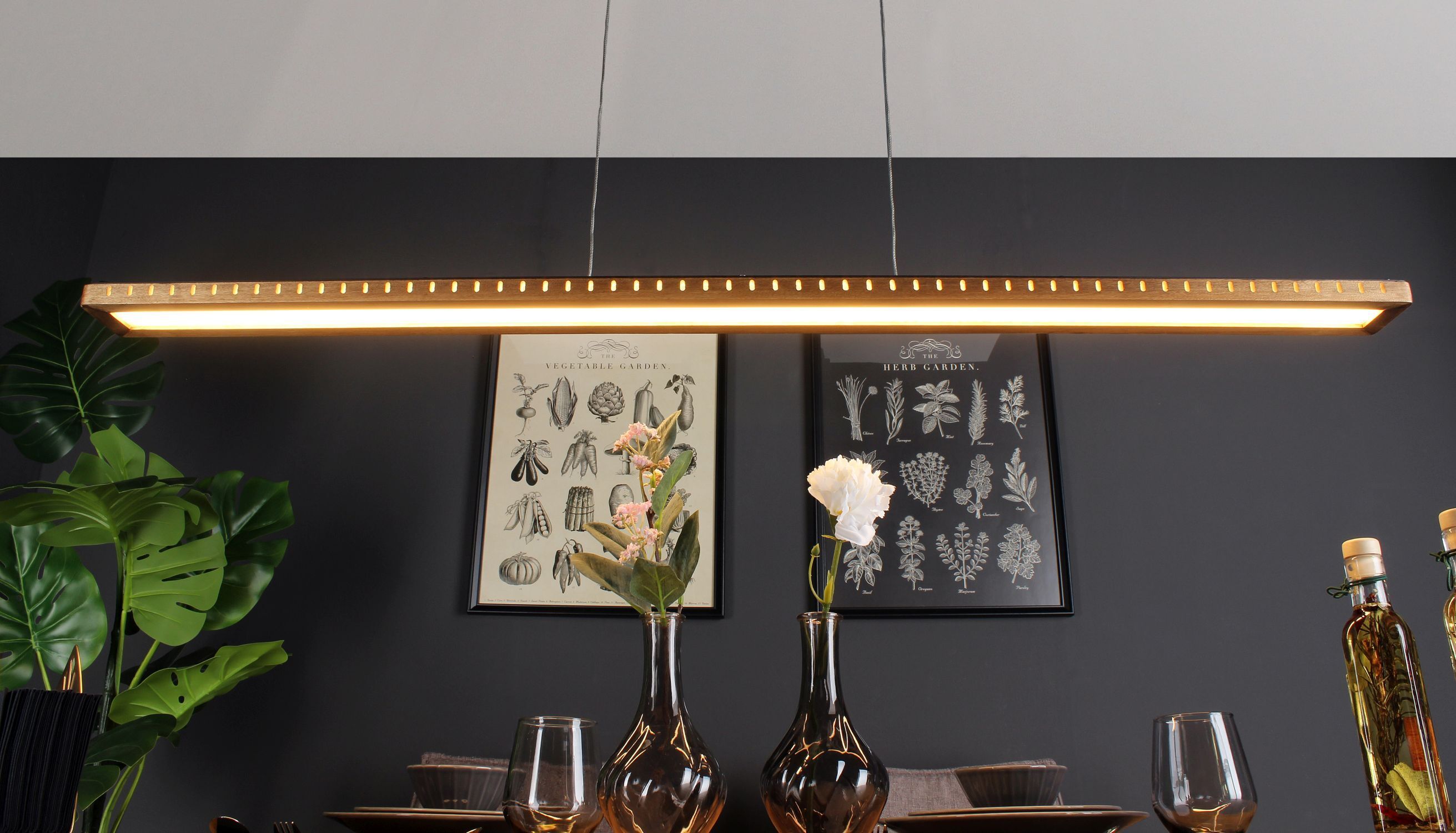 Pendelleuchte, hängende Lampe, lineares Leuchtobjekt, warmweiß, Dekorationsbeleuchtung