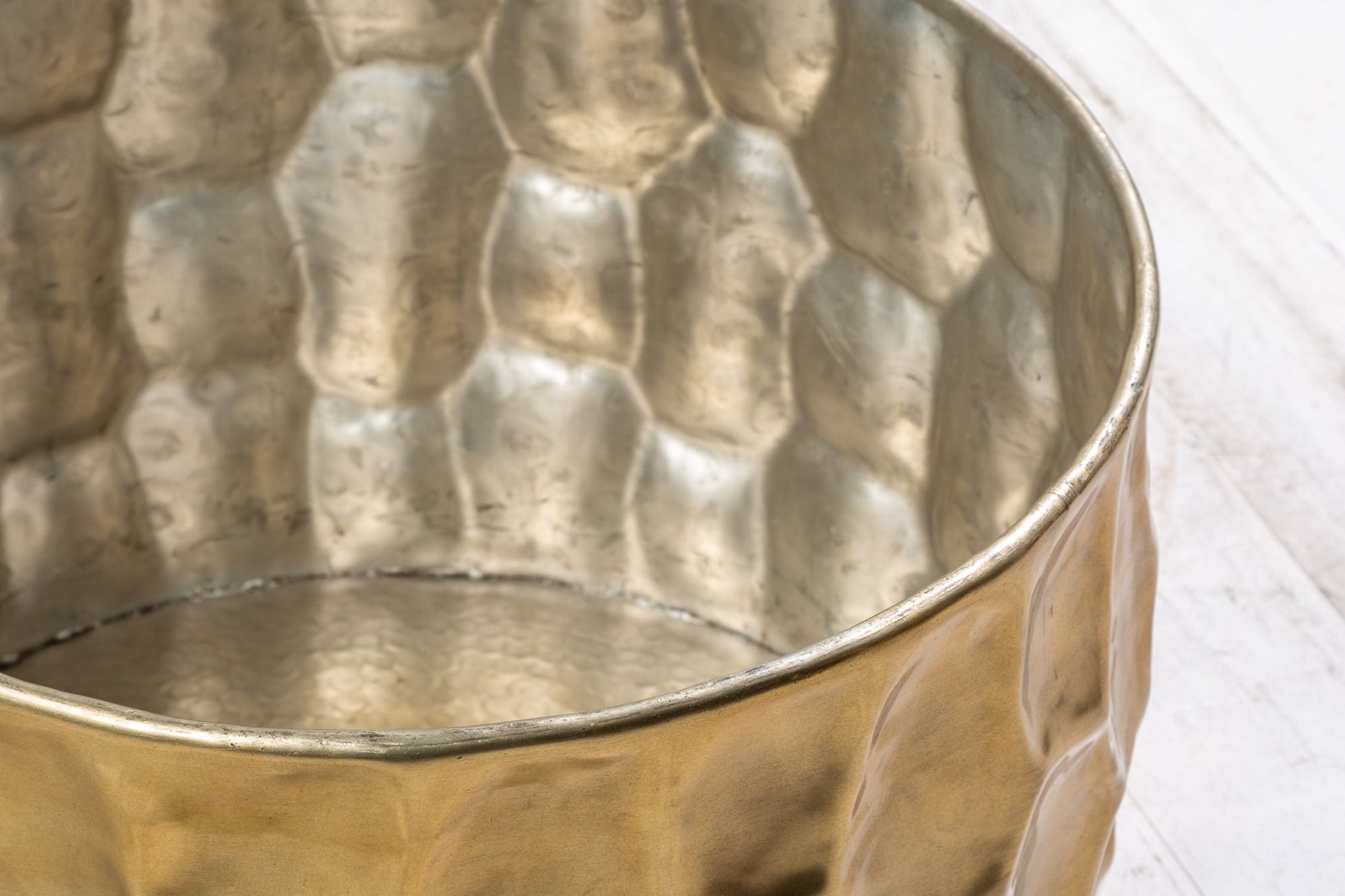 Table basse en aluminium doré 53 x 53 cm artisanale