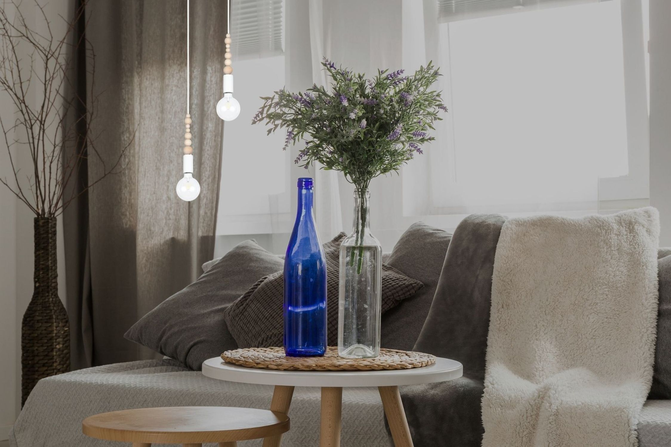 Pendelleuchte Holz Metall Weiß E27 Ø14 cm rund wohnlich wohnzimmer, vasen, blumen, kerzen, tischset