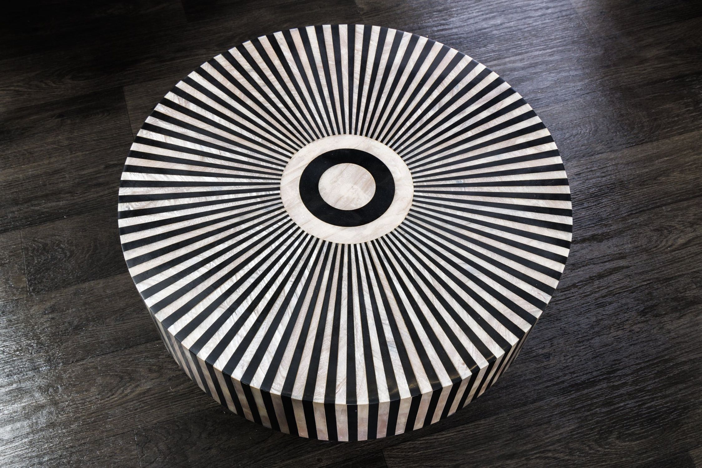 Table basse en marqueterie noire or blanc Ø 60 cm artisanale Moebel, Tabelle, Teller, Tischplatte