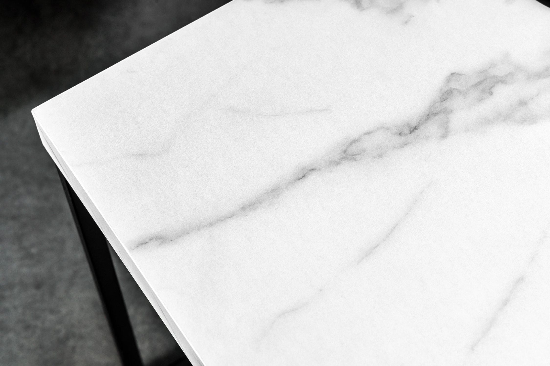 Table d'appoint en noir blanc 40 x 40 cm aspect marbre