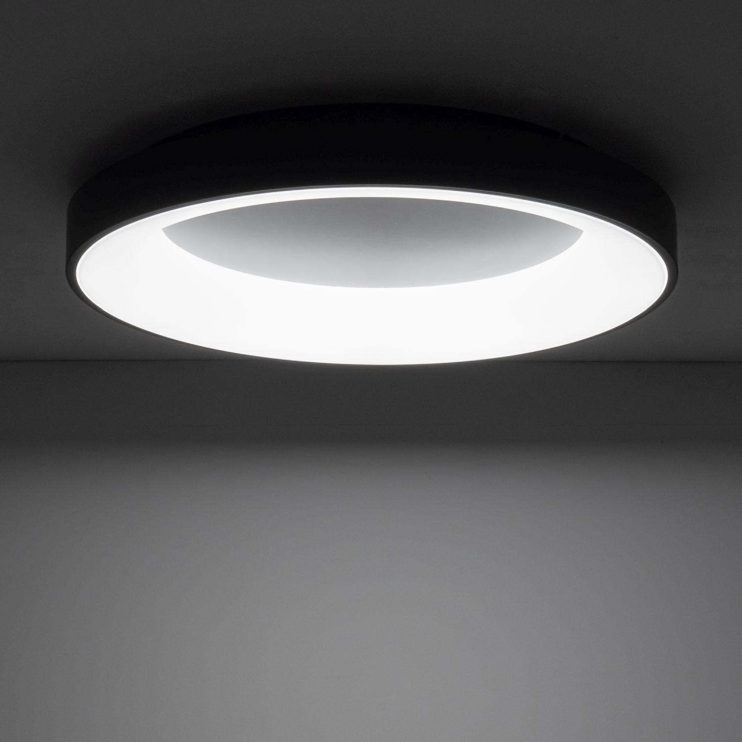 Plafonnier rond à LED noir 4000 K confortable et peu éblouissant