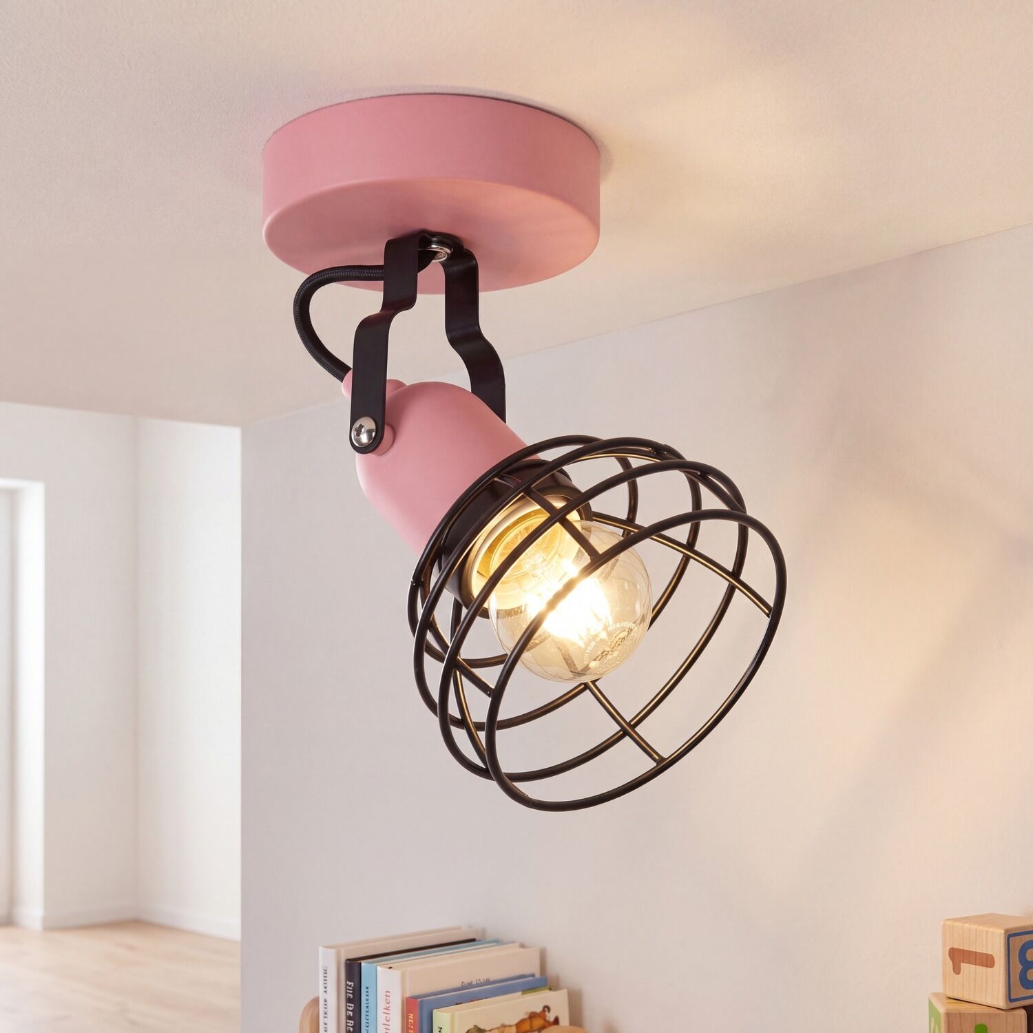 kinder-deckenlampe-badlampe-strahler-badezimmer-lampen-fivon-1x-e27-bis-60w-rosa-schwarz-fuer-kinder-le129125-02 Klemmleuchte, Deckenmounted, Runde Metallgitter, Rosa Akzent, Glühbirne sichtbar