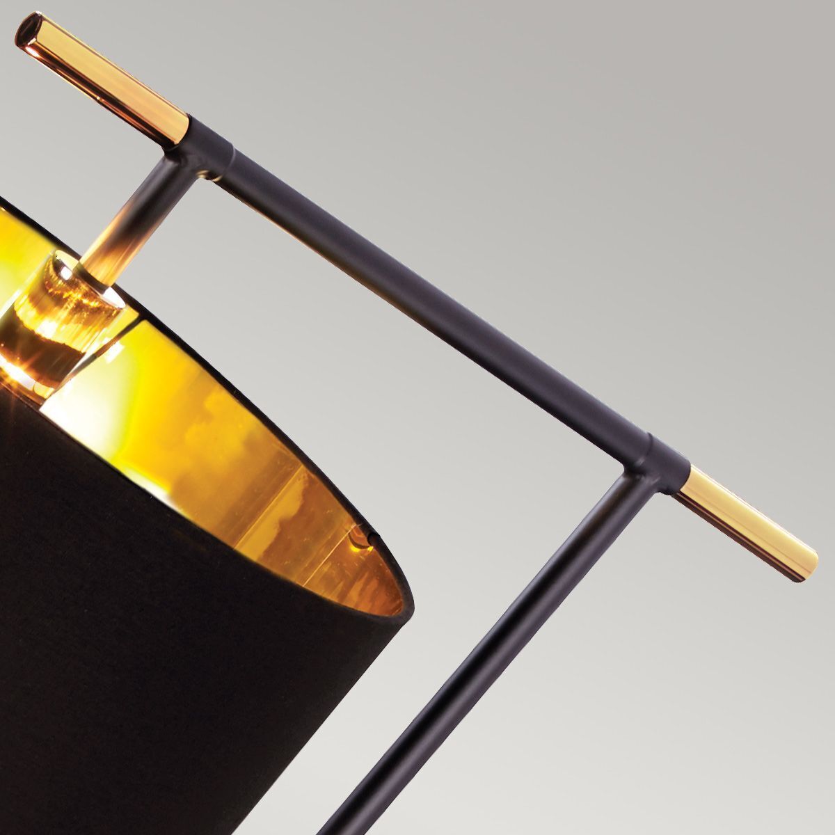 Lampe, Stehleuchte, Metallrahmen, dunkel, goldene Akzente