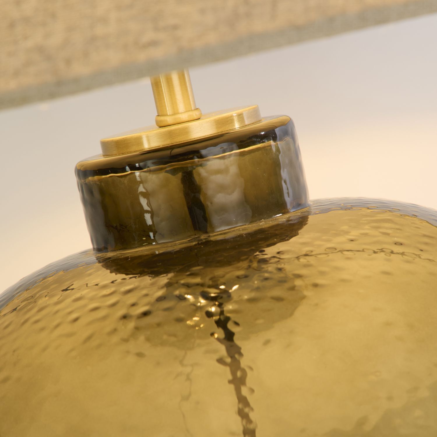 Nachttischleuchte Glassockel Stoffschirm E27 56,5 cm Flasche, Kosmetik, Parfüm