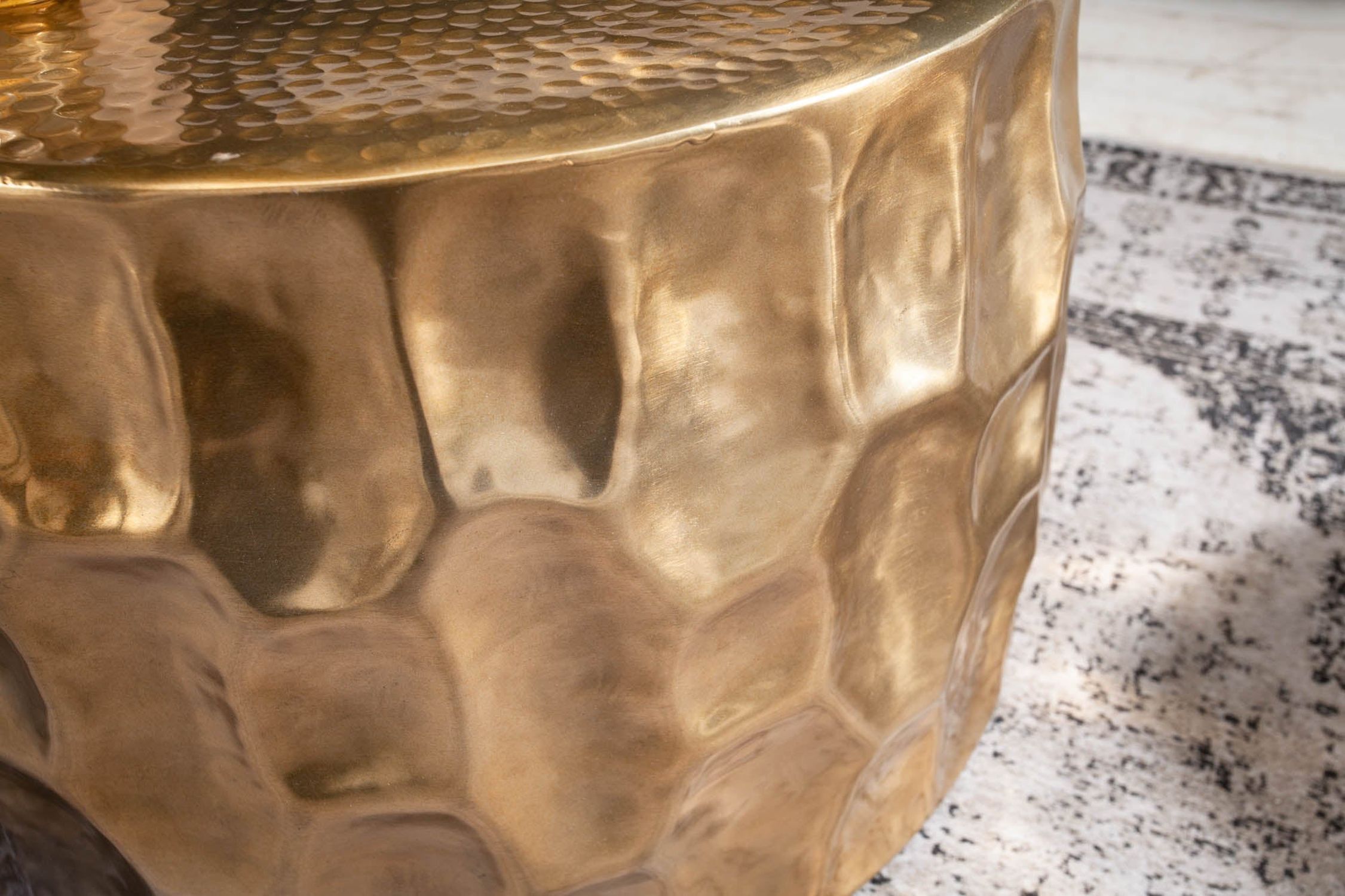 Table basse en aluminium doré 53 x 53 cm artisanale