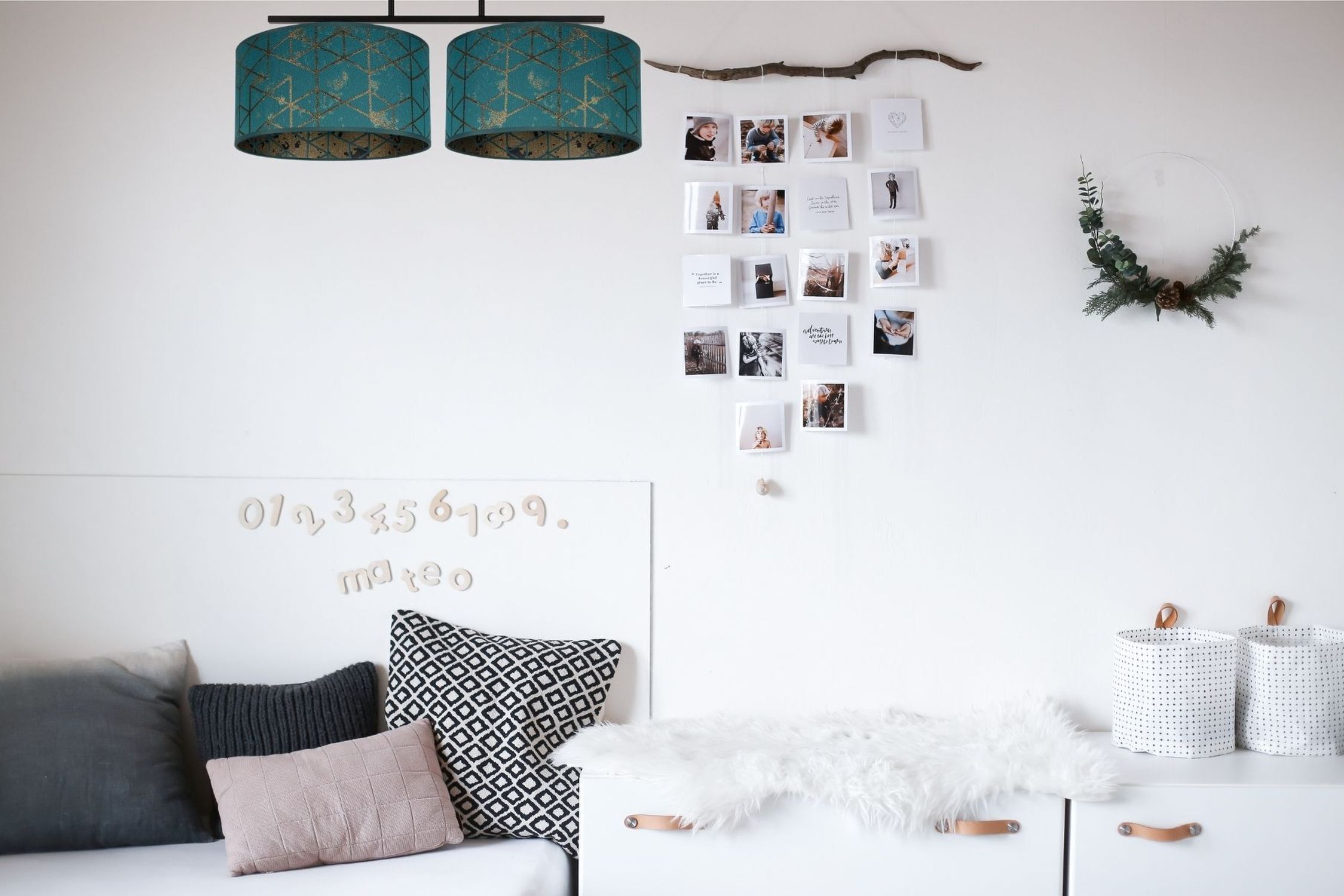 wohnzimmer, deko, fotogalerie, kissen, weiße wand