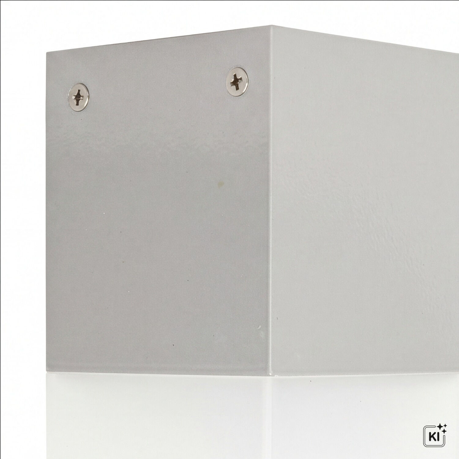 milky grey cabinet, metallbox, Schraubenköpfe, Eckkante, glatte Oberfläche