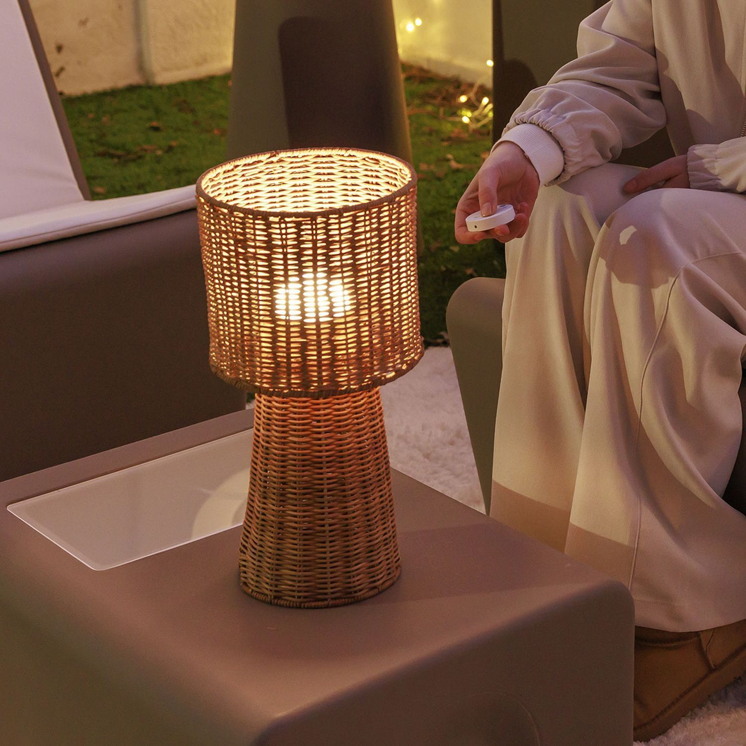 Lampe, Tischlampe, Rattanlampe, Beleuchtung, Wohnzimmer