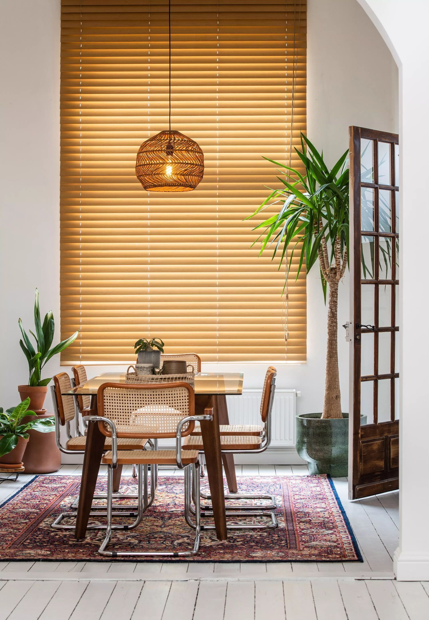 Natürliche Pendelleuchte Rattan Ockergelb Ø40 cm rund Innenarchitektur, Inneneinrichtung, Pflanze, Schatten am Fenster, Stuhl