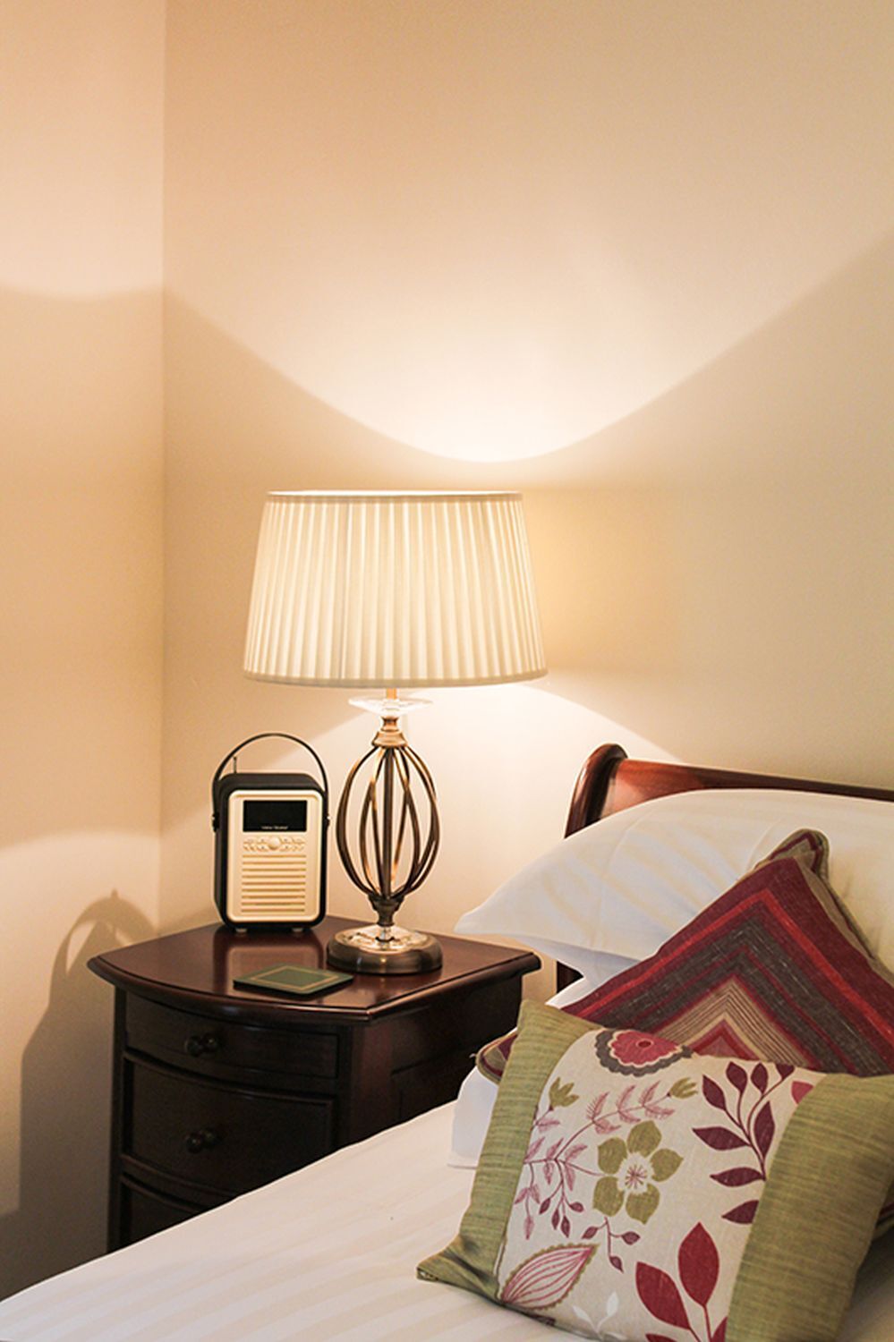 Nachttisch, Tischlampe, Schlafzimmer, Kissen, Radio