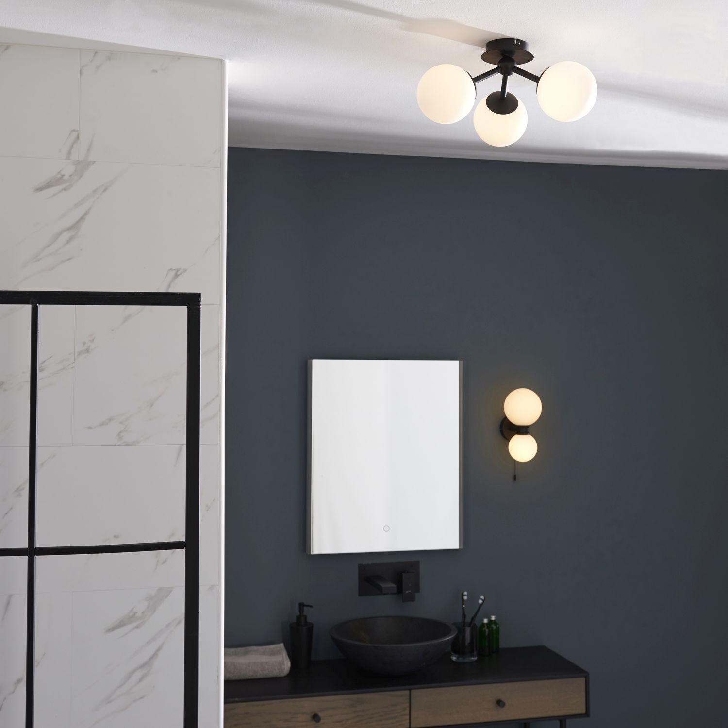 Plafonnier salle de bain verre métal IP44 noir blanc 3x G9 LEVIN