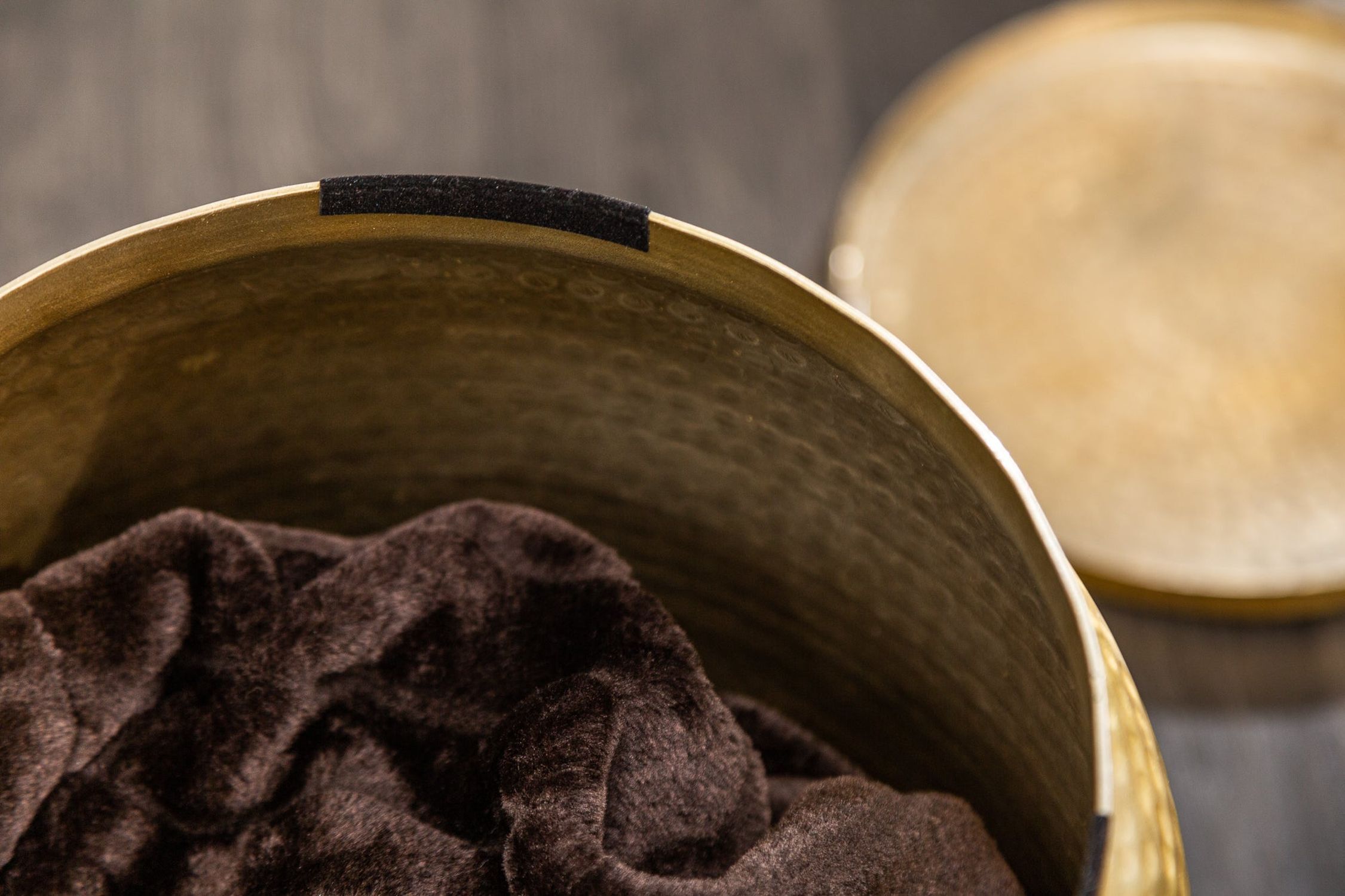 Table d'appoint en métal doré 35 x 35 cm artisanale