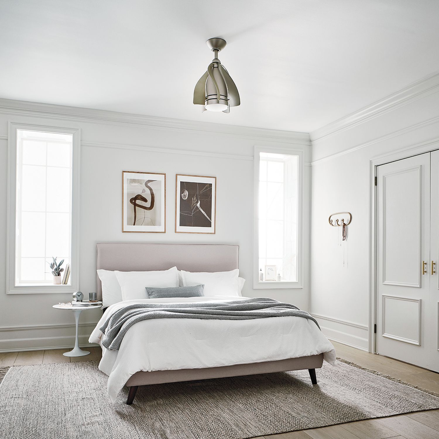 bett, schlafzimmer, neutrale_töne, kissen, teppich