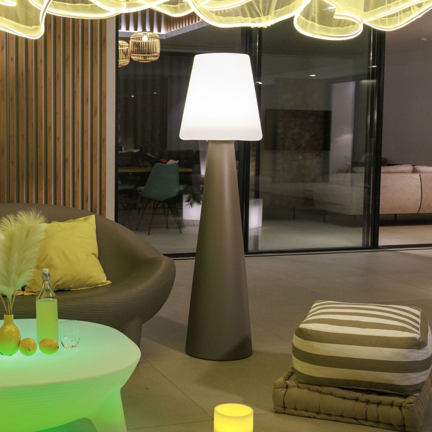 LED Akku Stehleuchte dimmbar IP65 3000-6500 K Taupe lamp, standing lamp, wohnzimmer, sofa, kissen