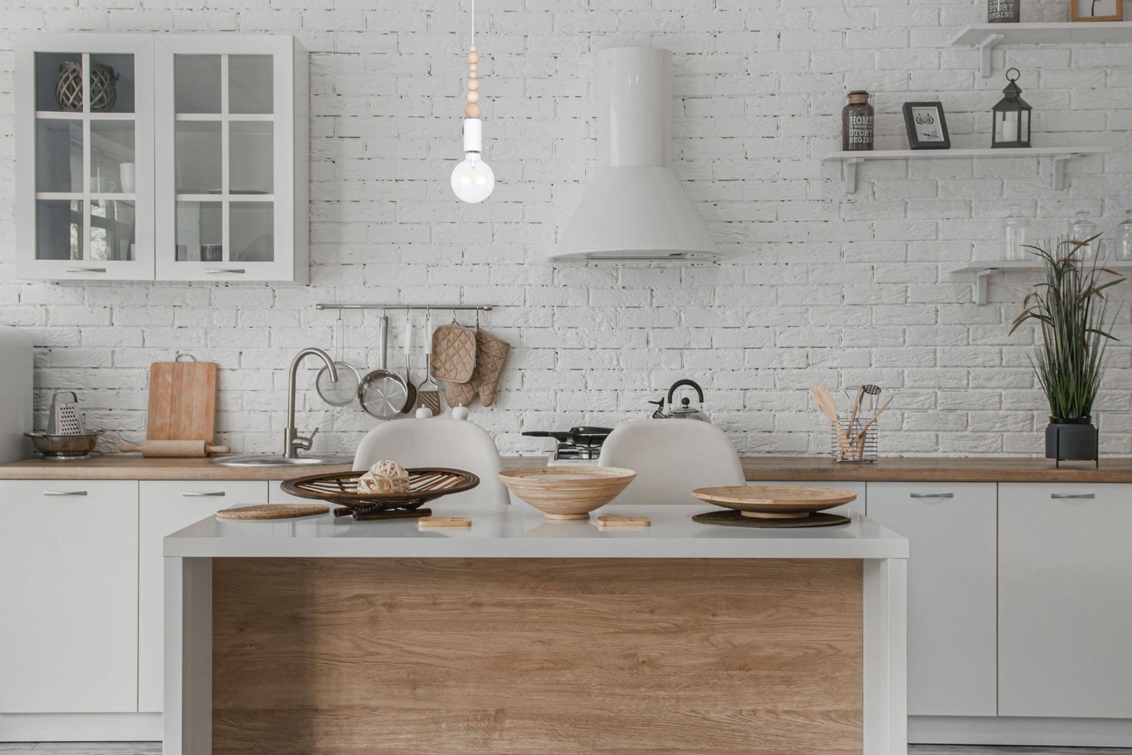 Hängelampe Holz Metall Weiß E27 Ø10 cm rund wohnlich kitchen, Küche, weiße Backsteinwand, Holzschalen, Küchenutensilien