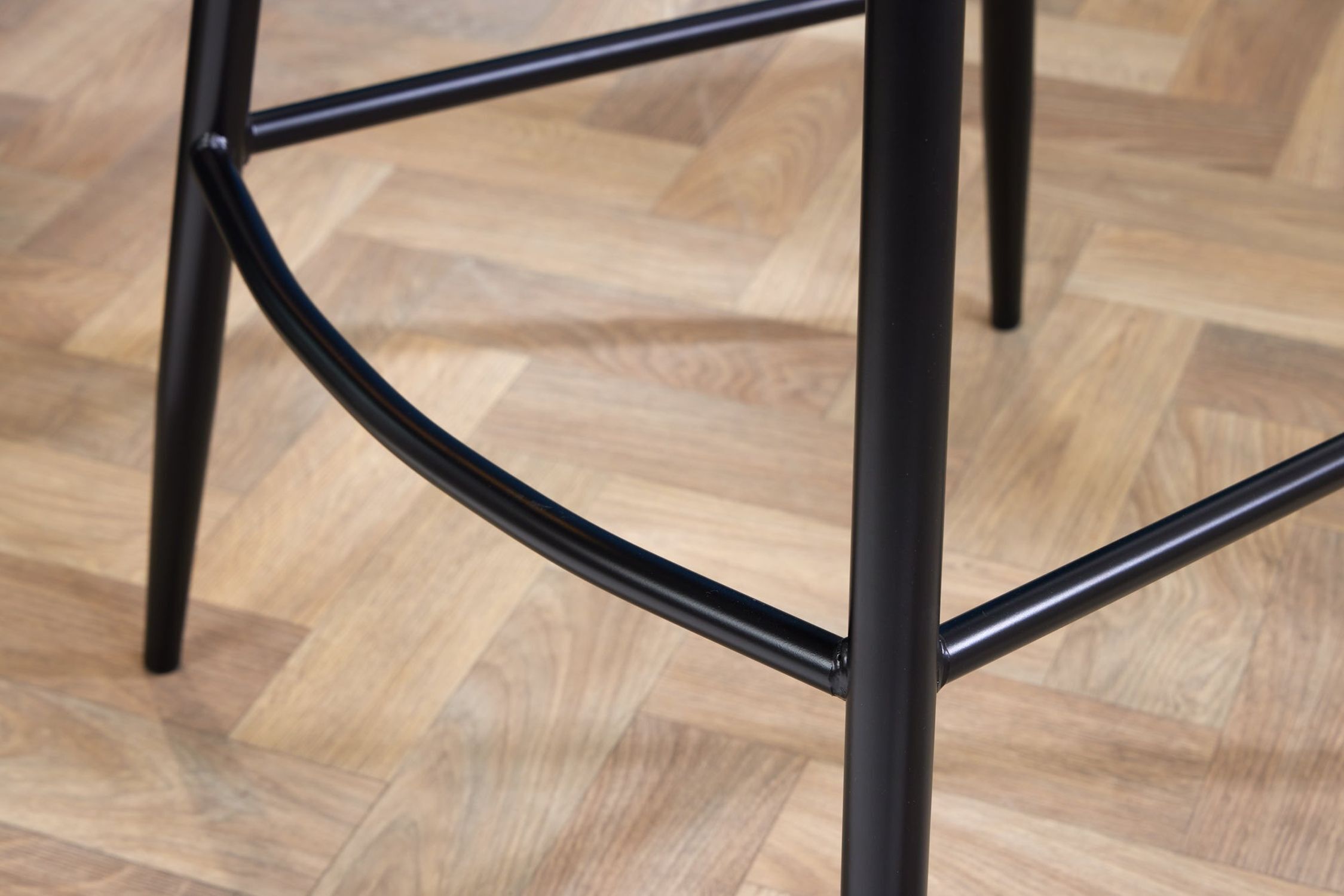 Tresenstuhl mit Lehne in Creme Beige Schwarz Samt Metall Fußboden, Bodenbeläge, Hartholz, Holz, Innenarchitektur