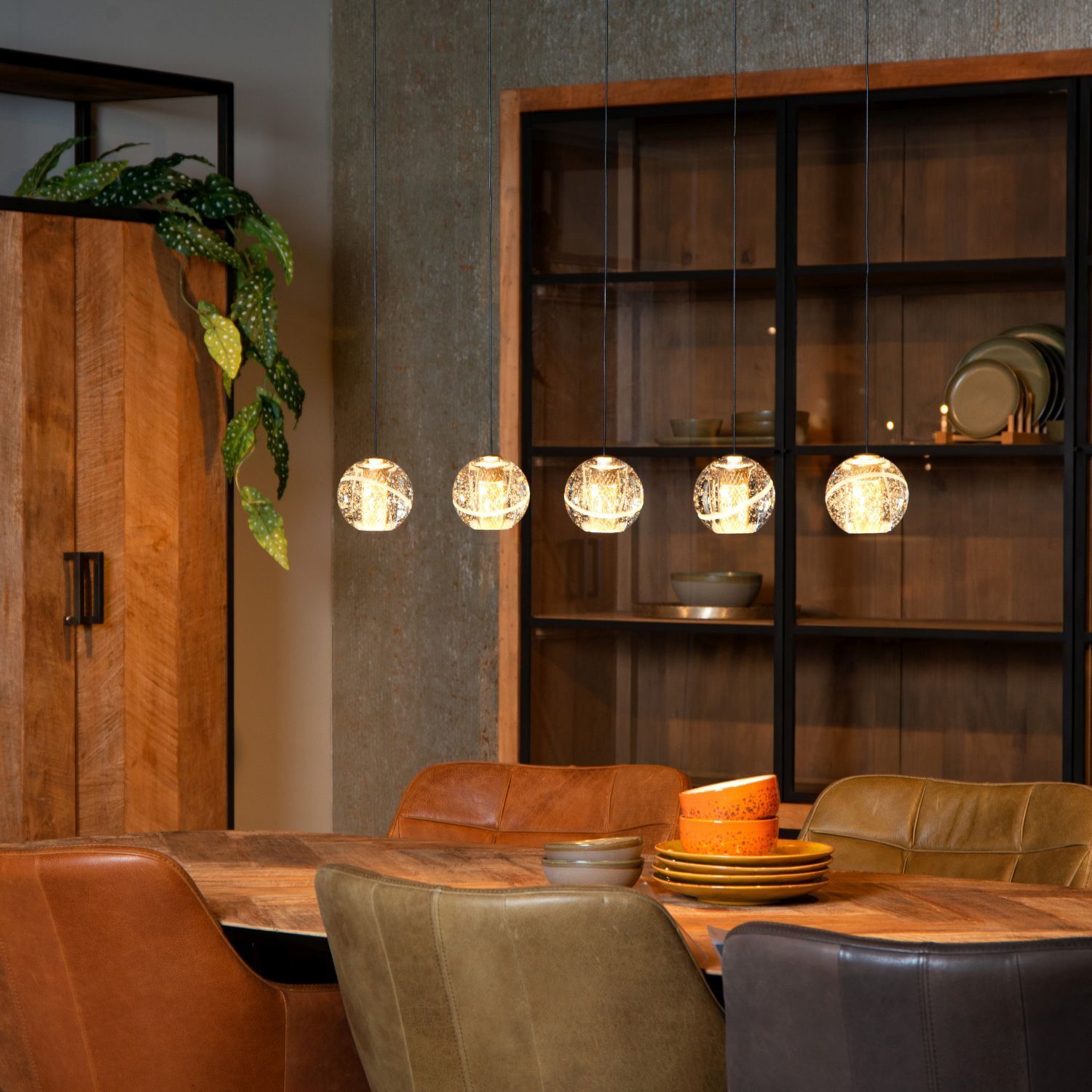 Esstisch, Holztisch, Hängeleuchten, Glaskugeln, Vitrine mit Regalen