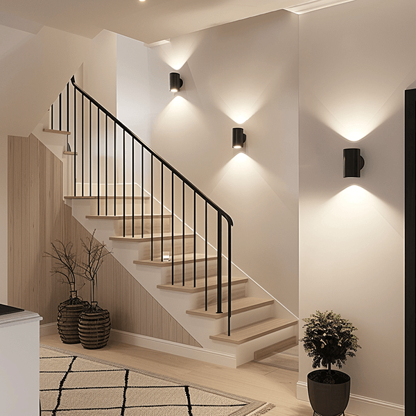 Flurlampen Treppenstufen, Innenraum, Wandleuchten, Holzstufen, Topfpflanze