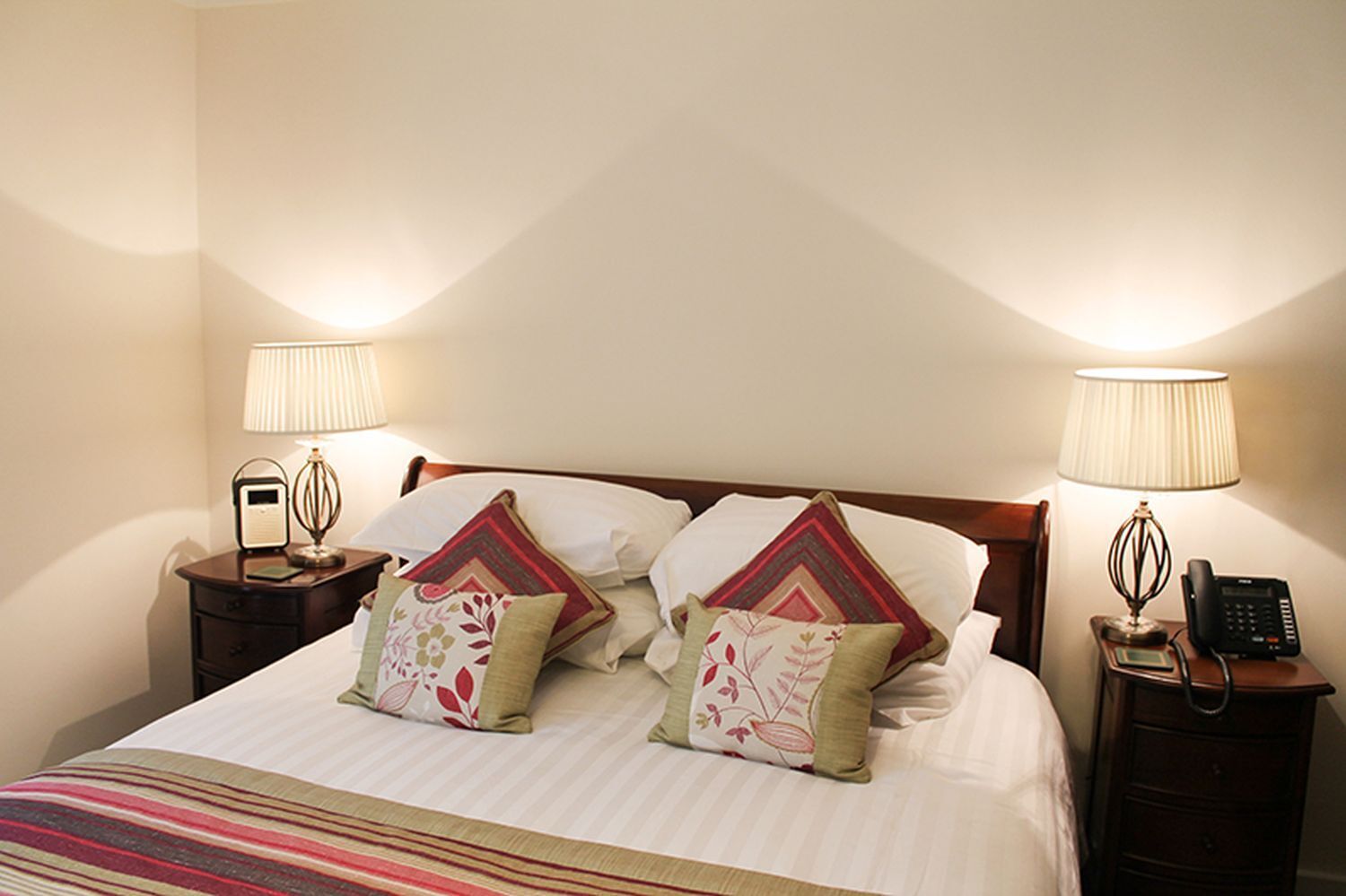 Bett, Schlafzimmer, Lampenschirme, Kissen, Bettdecke