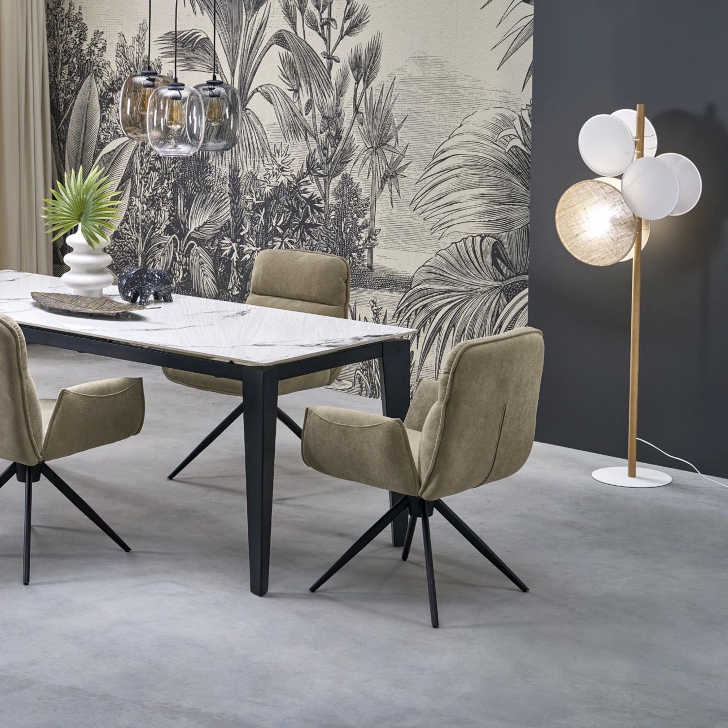 Stehlampe Holz Weiß E27 150 cm 3-flammig Skandinavisch Esstisch, Marmortisch, Schwarzes Gestell, Beige Stühle, Dekor-Lampe