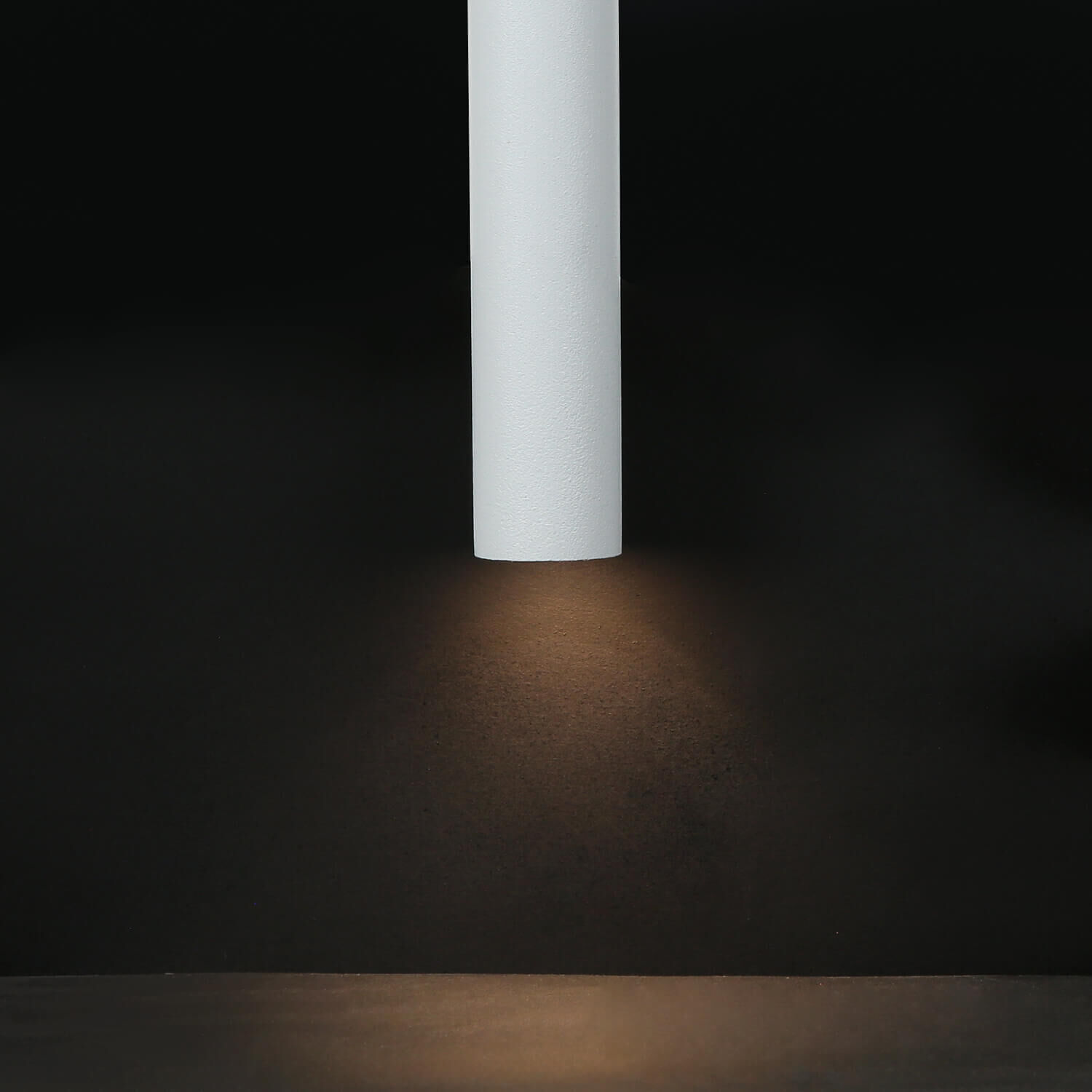 pendelleuchte-haengelampe-cult-1-flammig-lang-weiss-modern-2 textured cylinder, weißer zylinder, beleuchteter effekt, bodenschatten, minimalistisches design