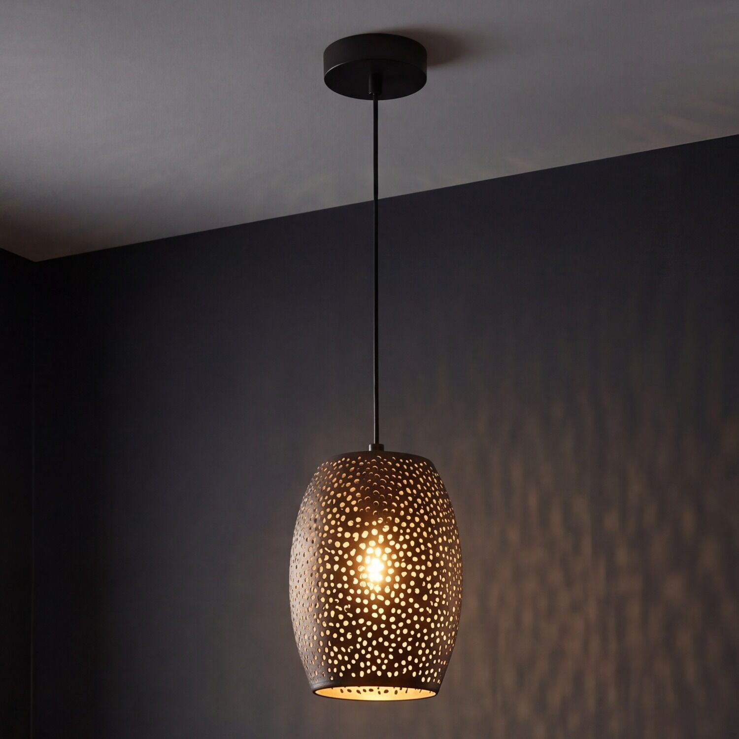 haengelampe-pendelleuchte-schwarz-haengelampe-wohnzimmer-vincent-1x-e27-bis-60-w-schwarz-gold-baustahl-modern-le91299-01 hängelampe, loungeleuchte, kugelform, metall, loftstil