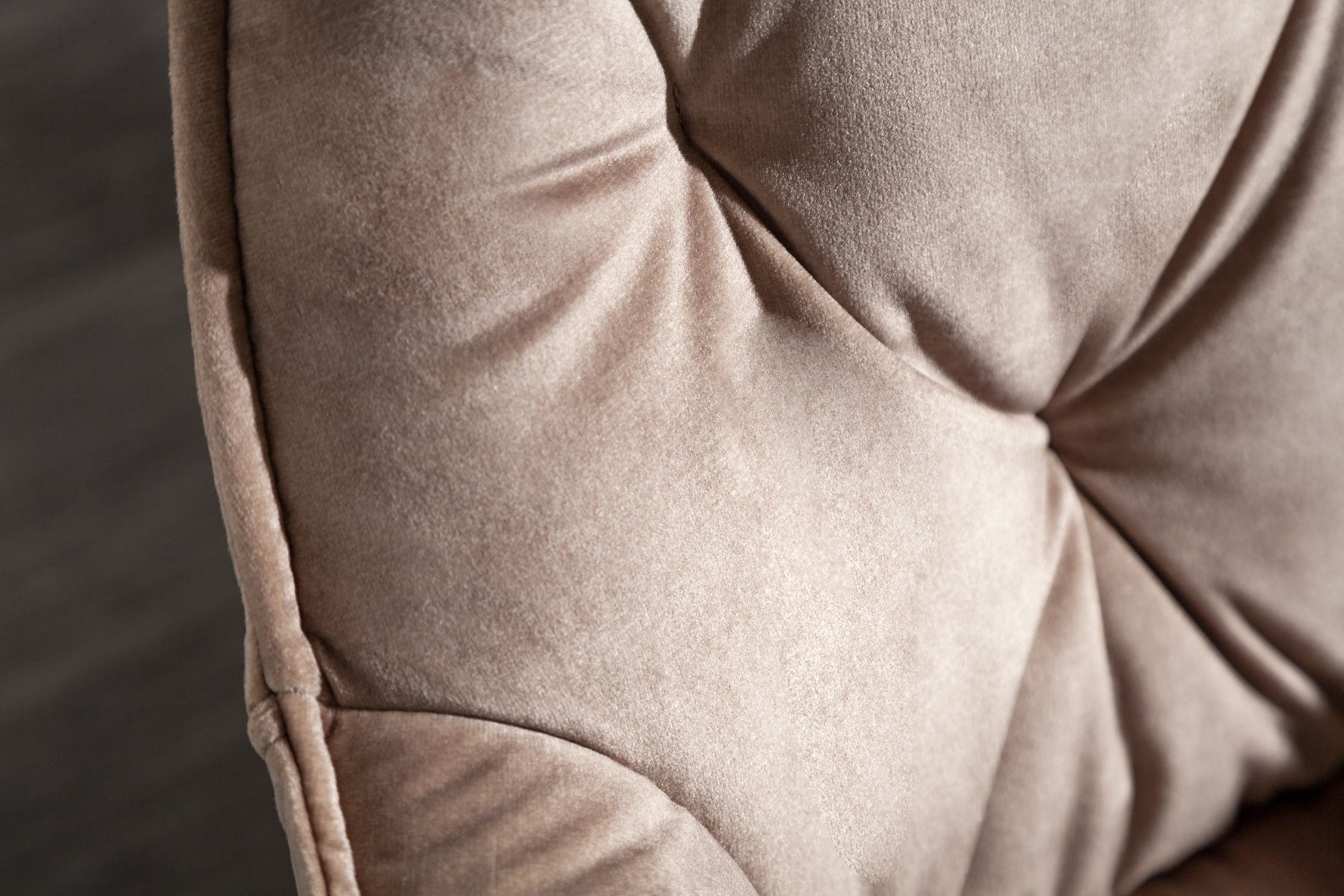 Armlehnstuhl Chesterfield Samt Metall in Beige Schwarz Kissen, Dekoration für Zuhause, Drinnen, Innenarchitektur