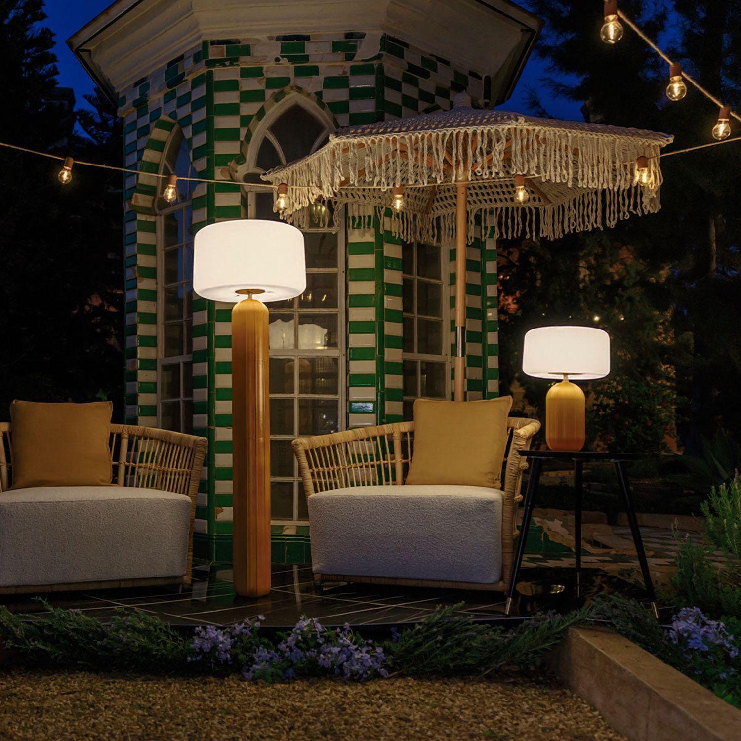 outdoor seating, Lounge-Stühle, Tischlampen, Globuslampen, Garten-Dekoration