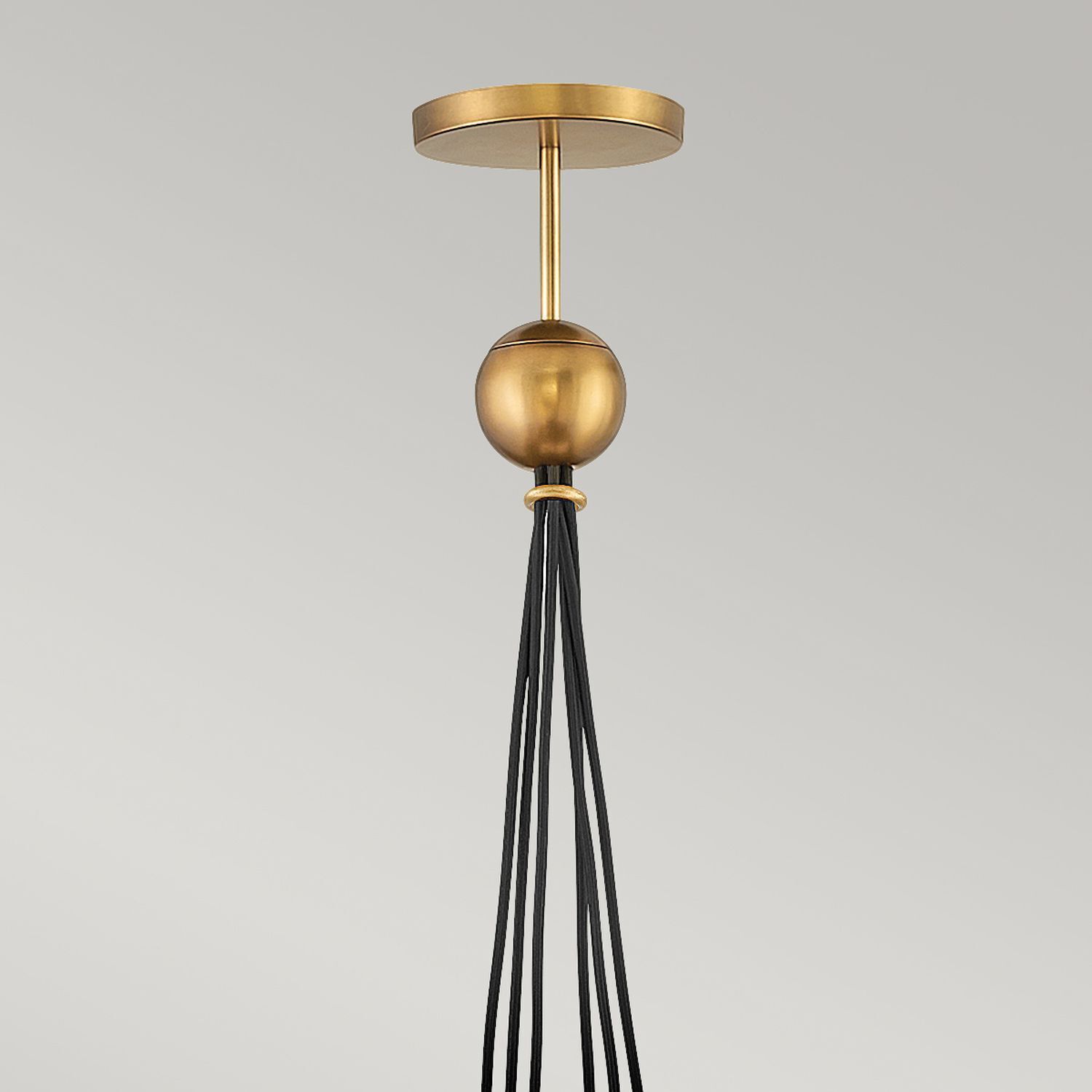 pendellicht, goldene Oberflache, mehrere Schnüre, deckenbefestigung, minimalistisch