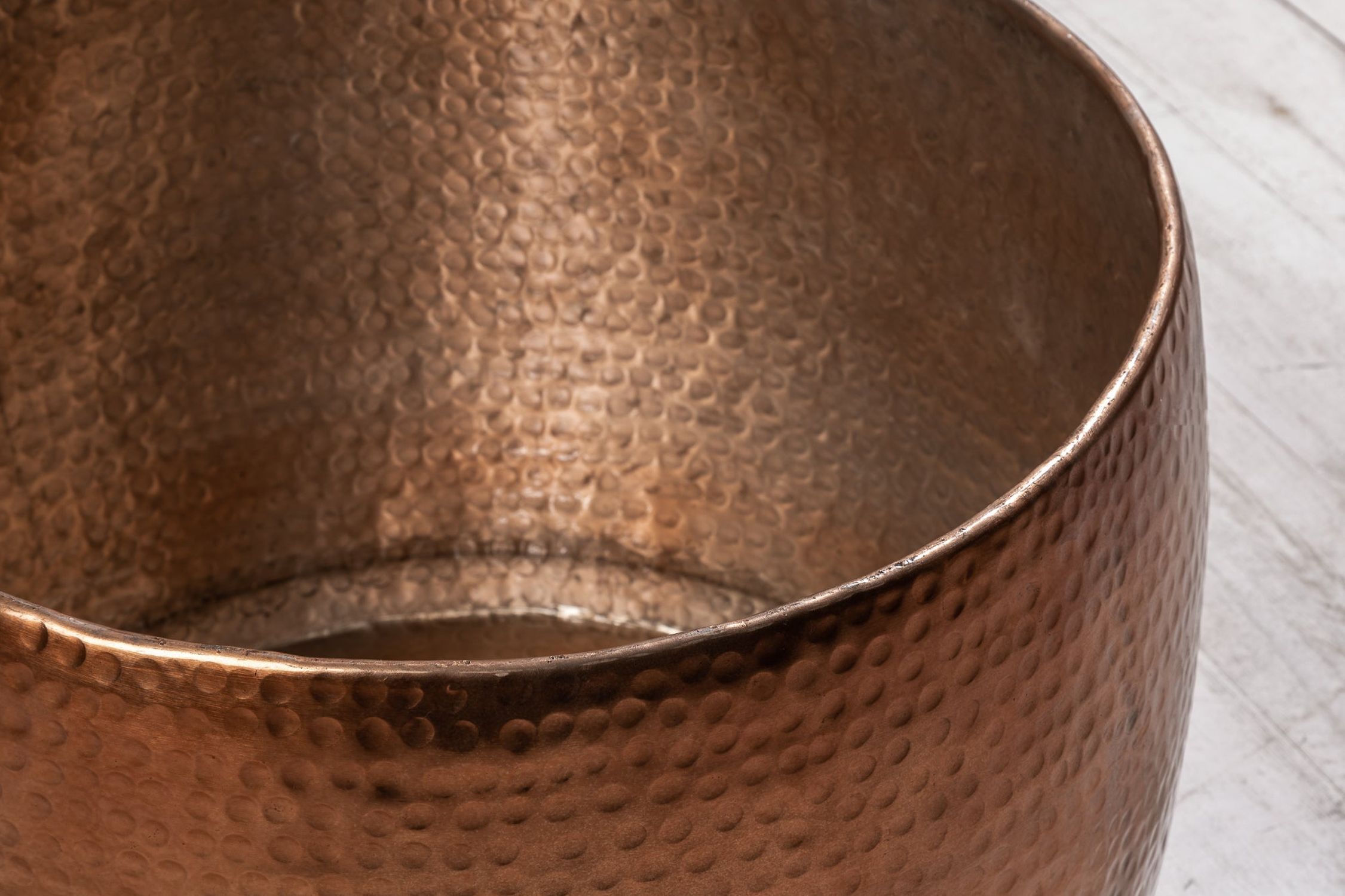 Couchtisch rund Ø 80 cm Metall in Kupfer Handarbeit Schale, Manschette