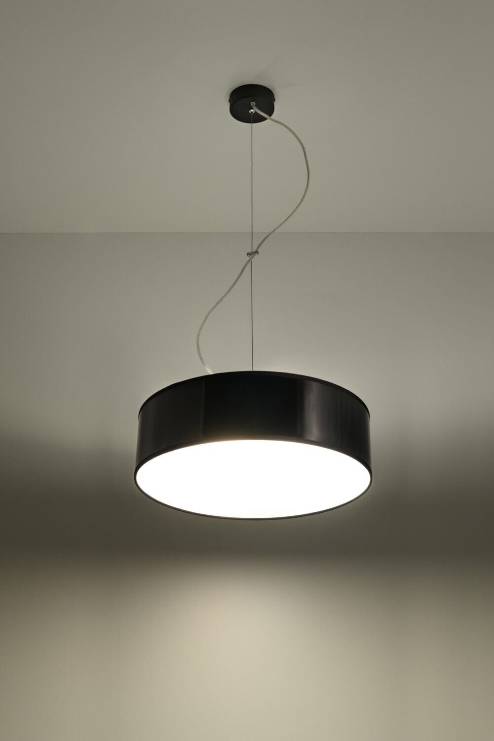 Suspension ronde moderne en noir