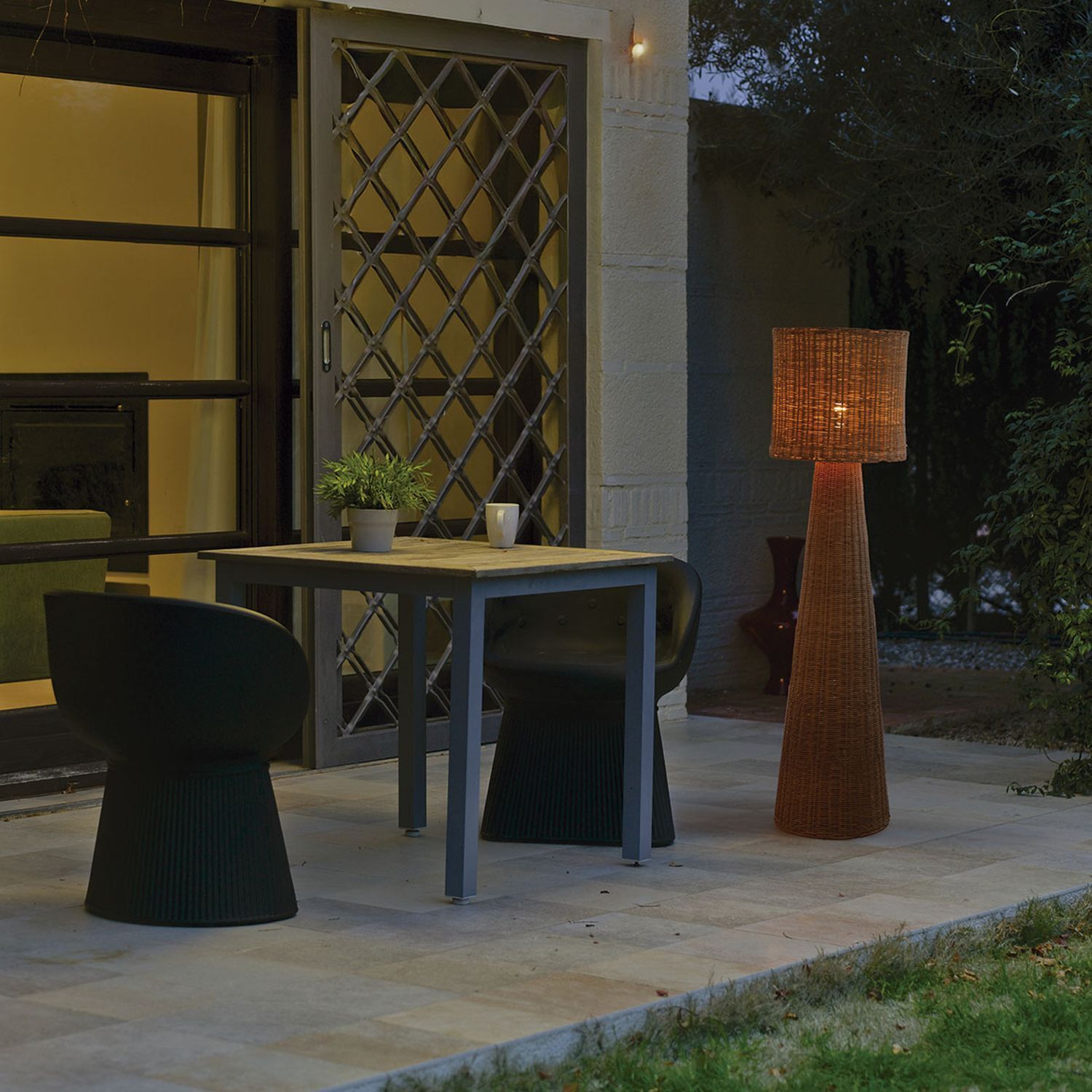 Gartenmöbel, Außenbereich, Tisch, Loungestuhl, Stehlampe