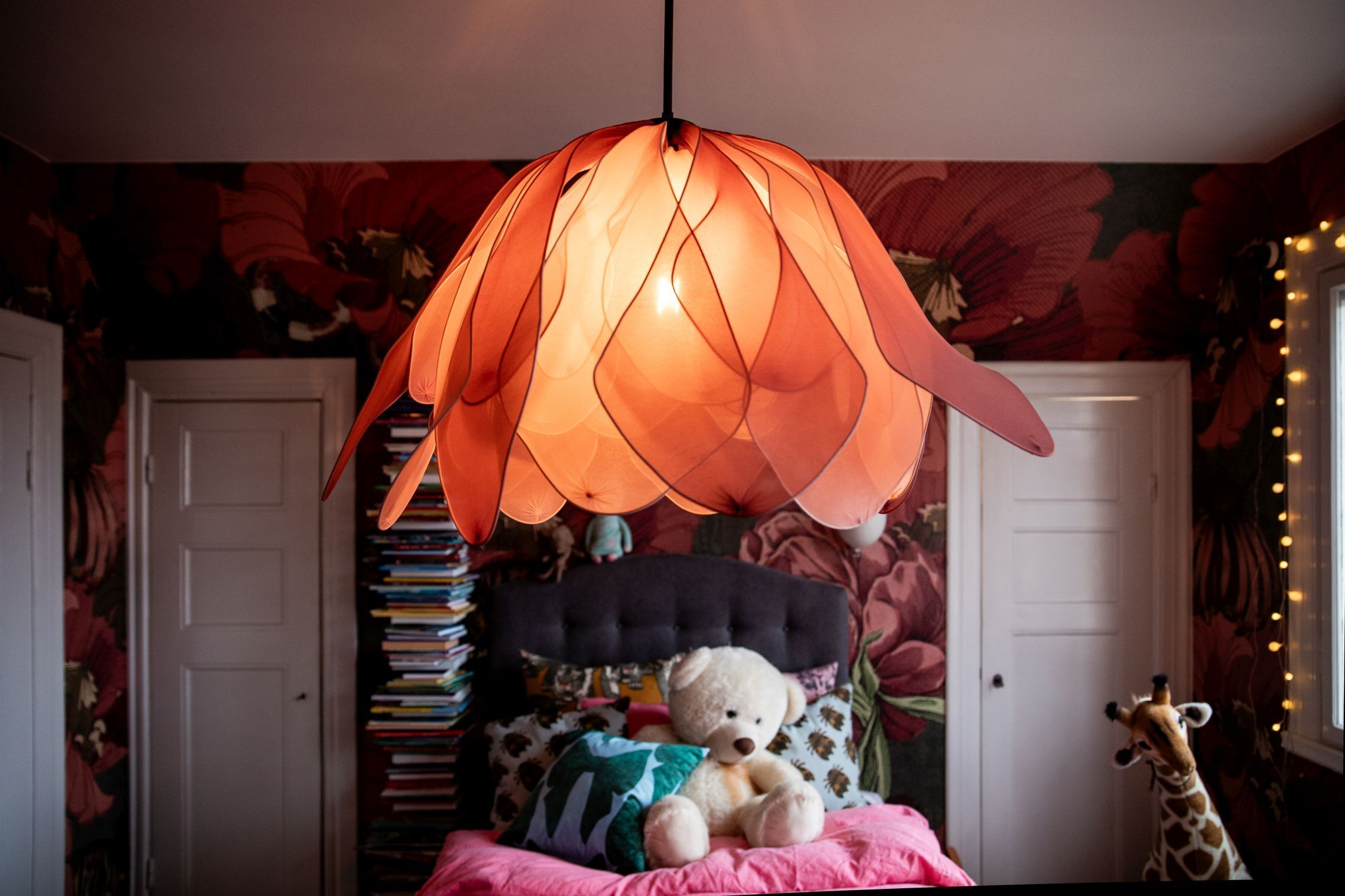 Hängeleuchte Stoff 80 cm breit H: max. 120 cm biegsam Rosa Dekoration für Zuhause, Lampe, Innenarchitektur, Kissen, Person