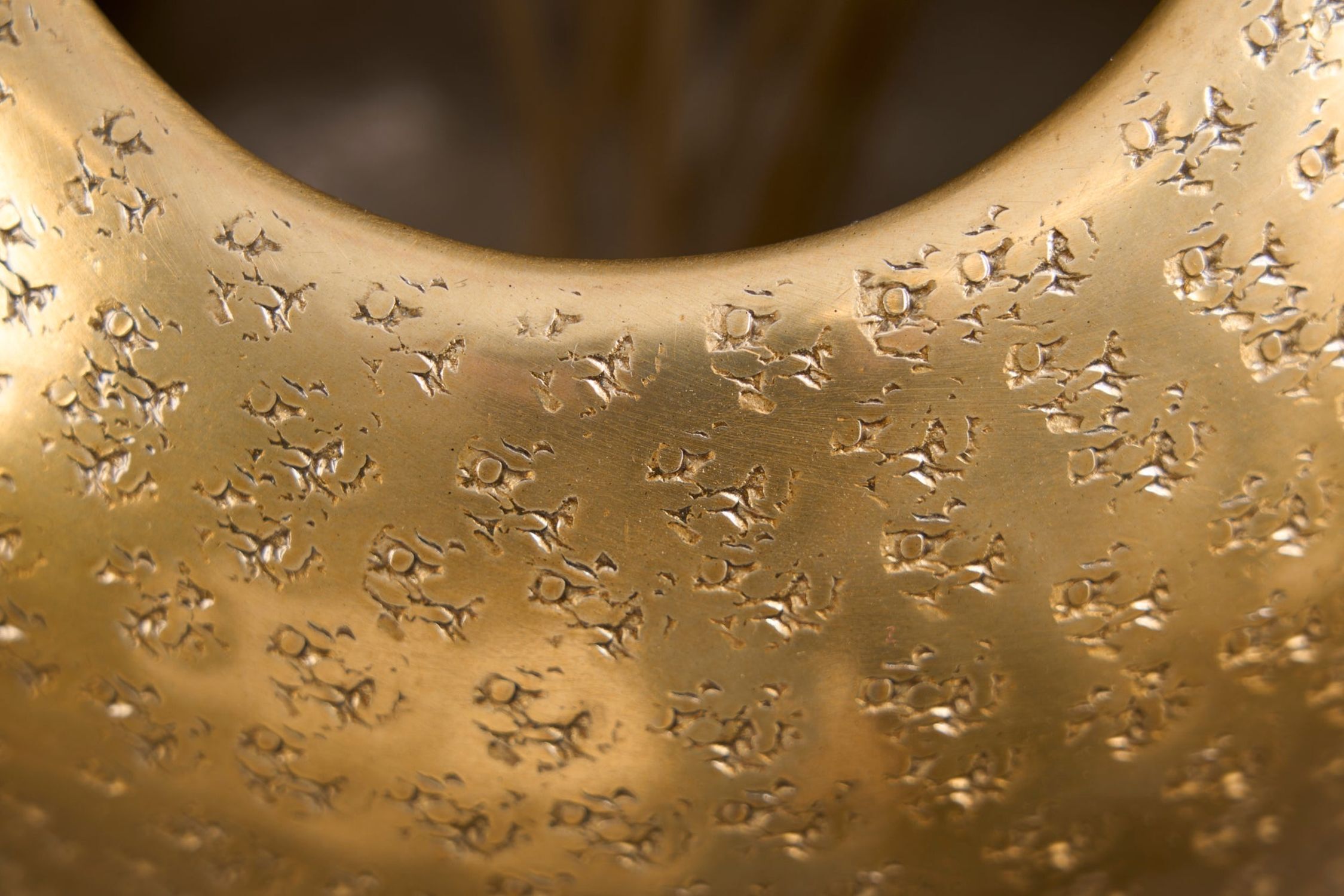 Vase décoratif fait main H : 50 cm martelé pièce unique en or Bronze, Gold
