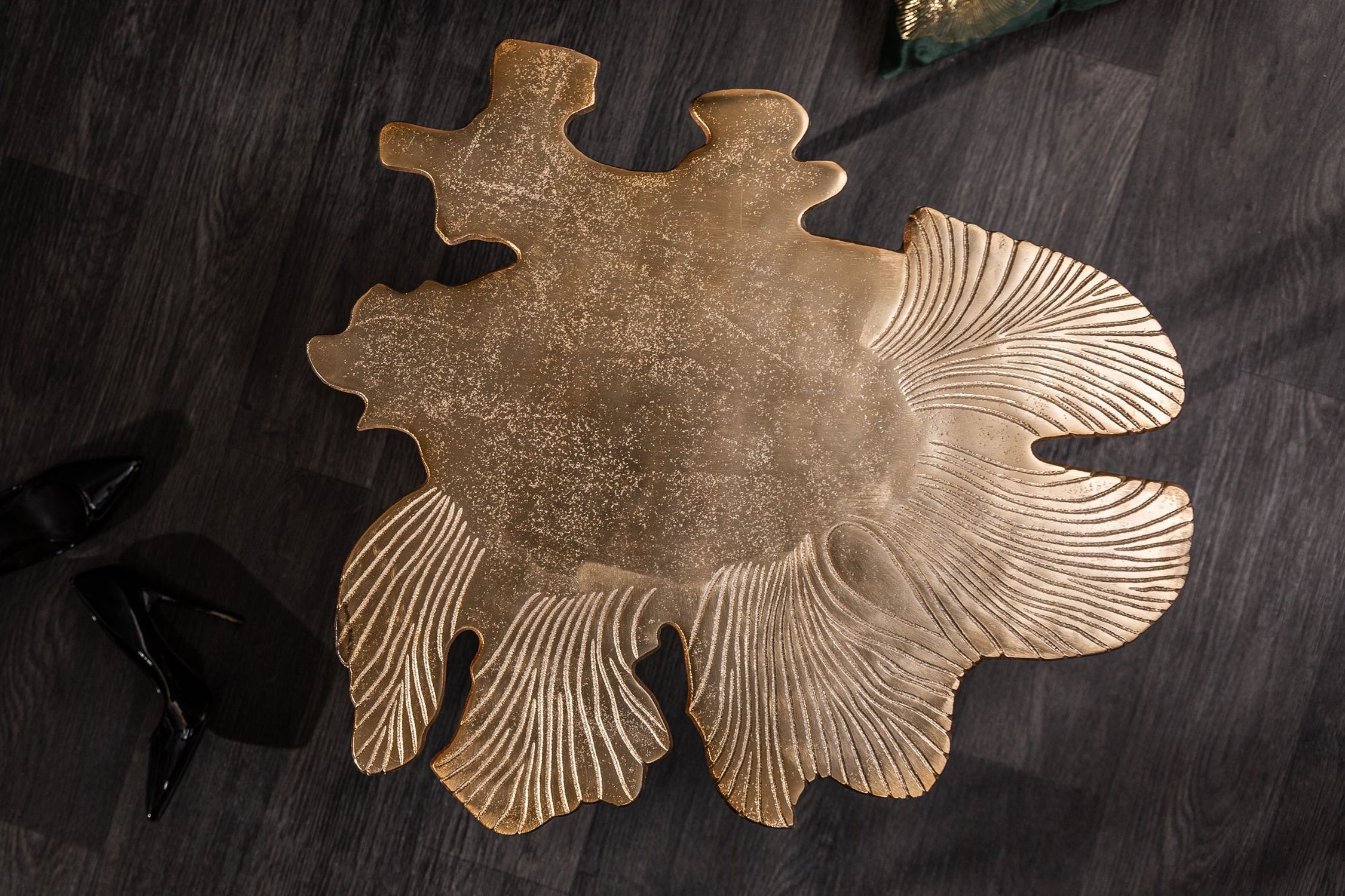 Table basse en métal doré 57 x 50 cm artisanale