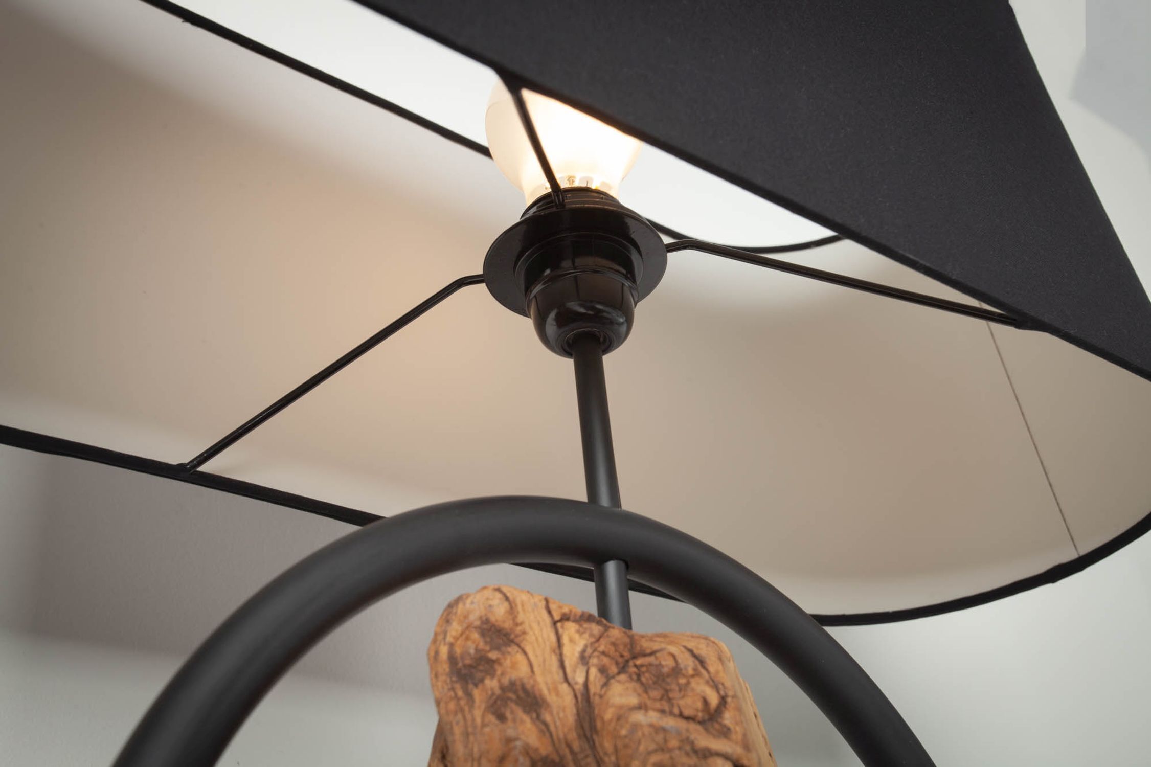 tischlampe-nachttischlampe-stofflampe-tischlampe-mit-schirm-colin-1x-e27-bis-60w-schwarz-natur-le63123-03 Lampe, Deckenleuchte, Glühbirne, Schirm, Holzdekoration