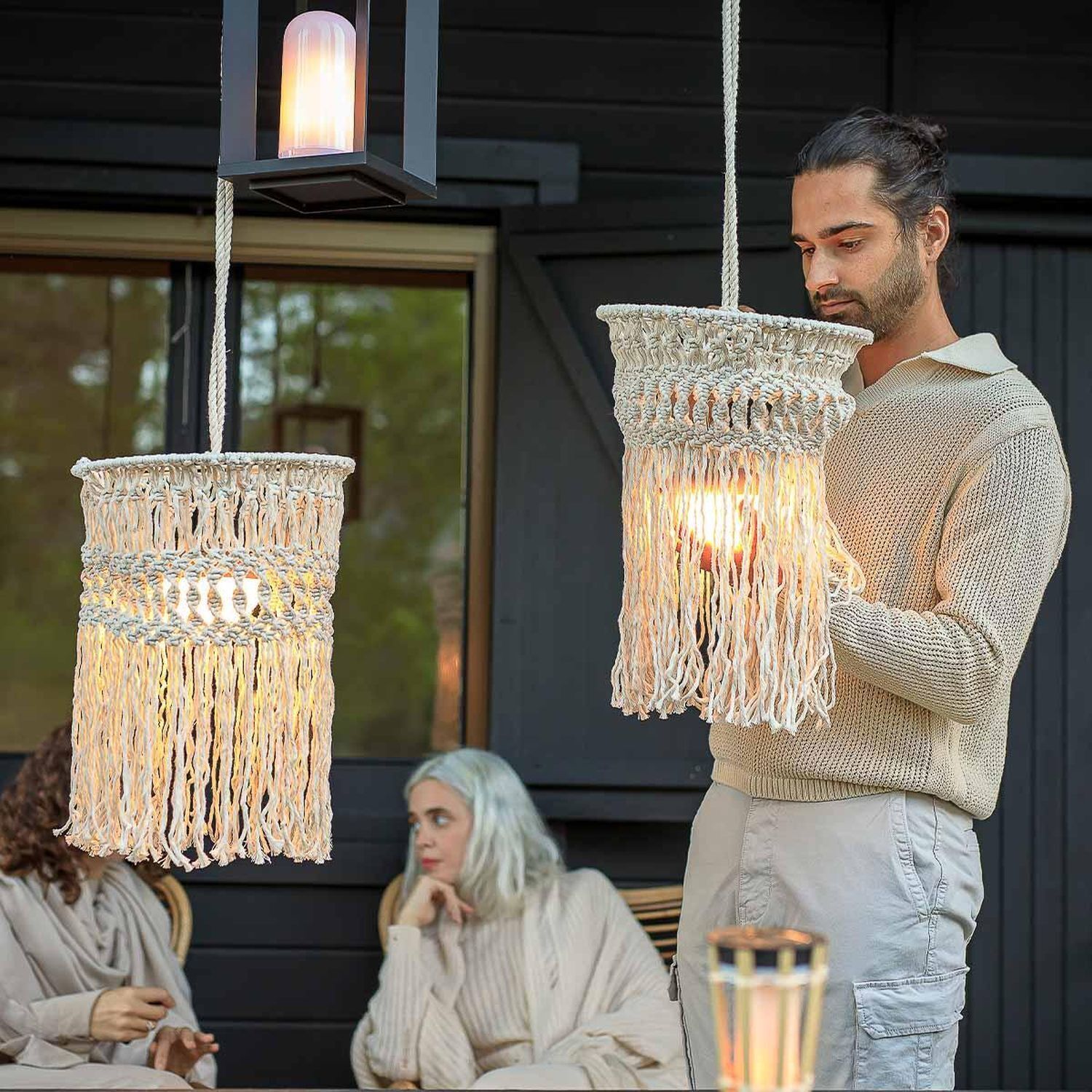 Pendelleuchte außen kabellos LED Akku IP54 Ø 30cm Beige 2700K Erwachsener, Weiblich, Person, Frau, Lampe