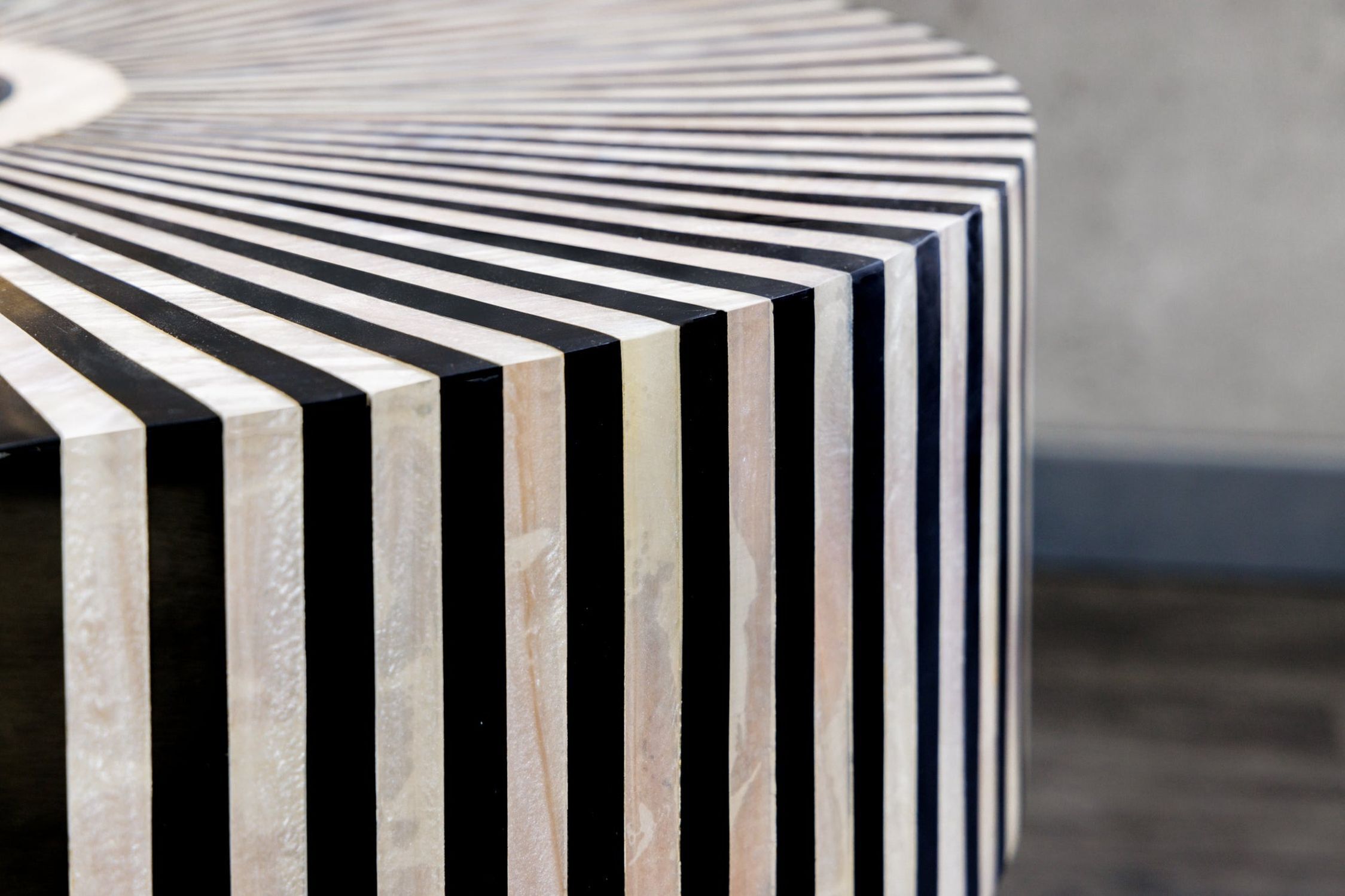 Table basse en marqueterie noire or blanc Ø 60 cm artisanale Tischdecke, Mobiliar, Tabelle, Tischplatte