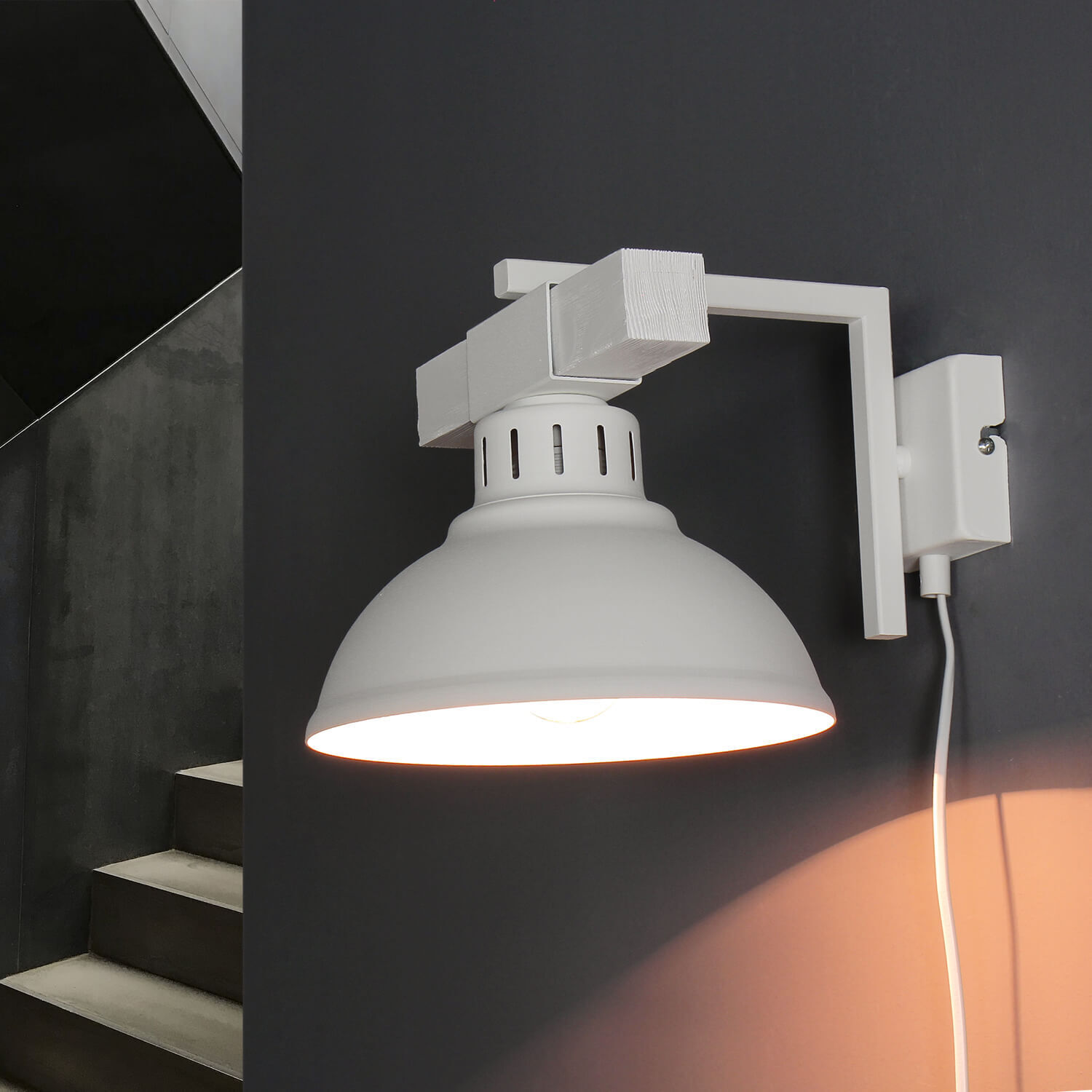 Wandlampe Weiß mit Steckdosenanschluss Beleuchtung, Lampe, Leuchte, Wohnen, Treppe