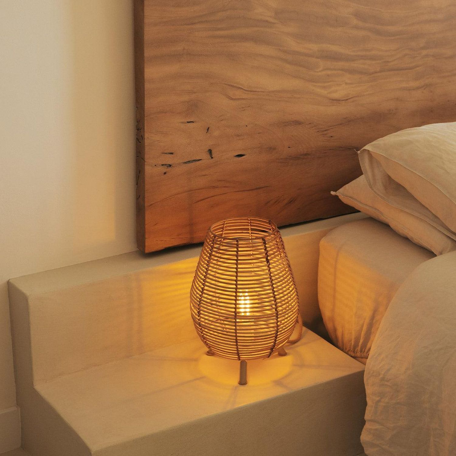 Tischlampe Rattan E27 H: 32,5 cm Dreibein Boho TOKI Innenarchitektur, Lampe, Gebeiztes Holz, Kissen, Kopfkissen