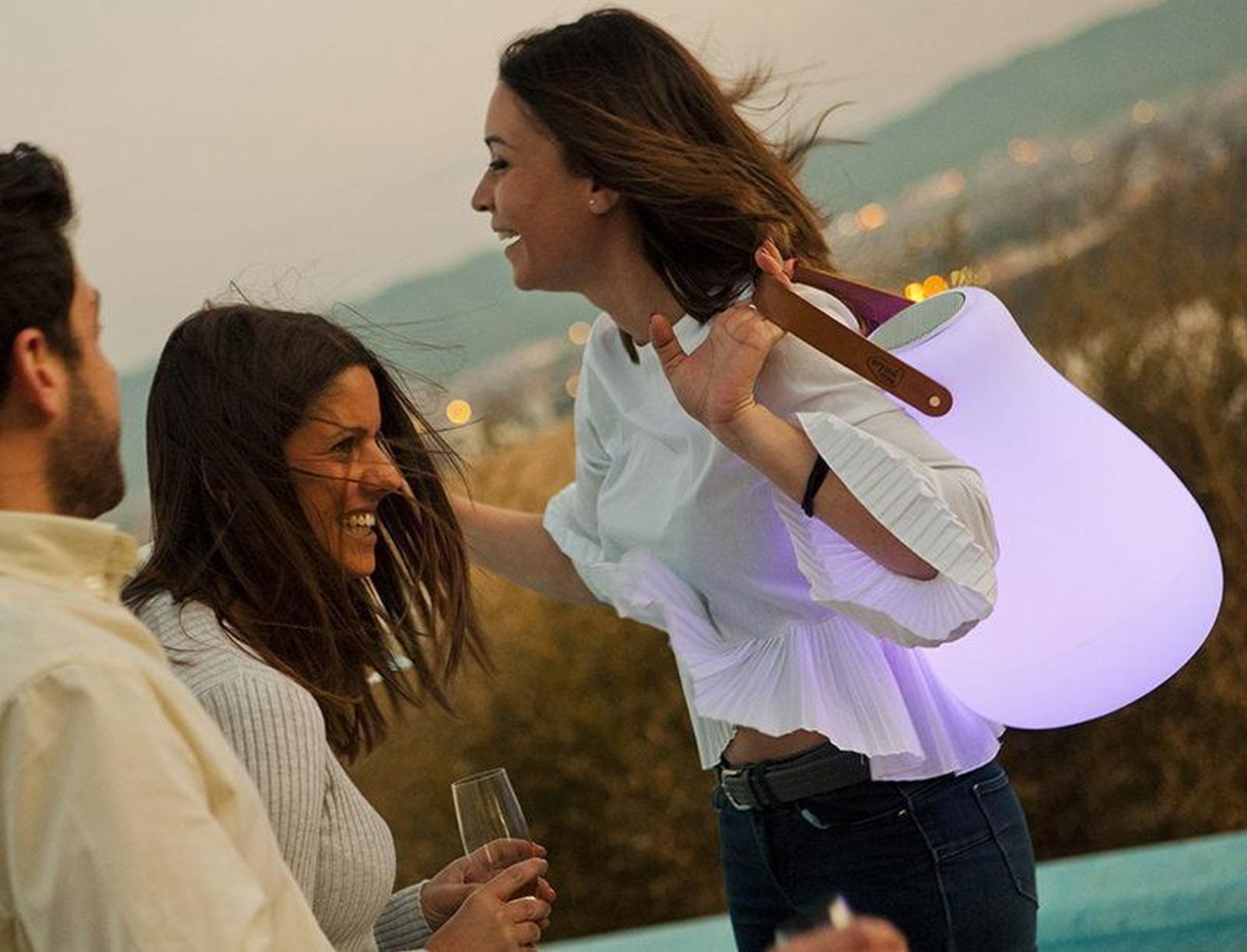 Außenleuchte mit Bluetooth Lautsprecher RGBW Akku tragbar Kopf, Person, Gesicht, Erwachsener, Frau