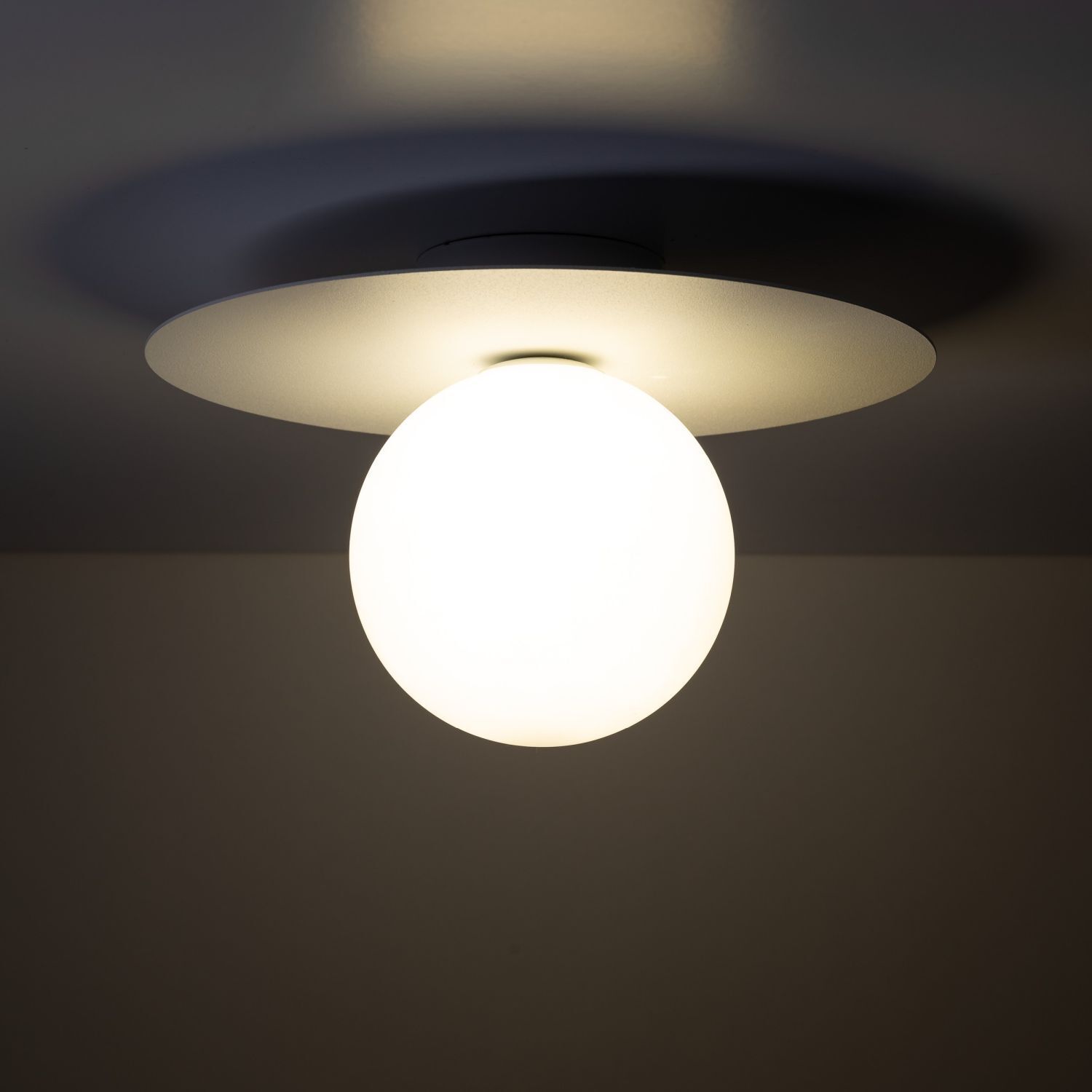 Runde Deckenleuchte Weiß Ø 25 cm Metall Glas Kugelschirm G9 Deckenleuchte, Leuchte, Lampe