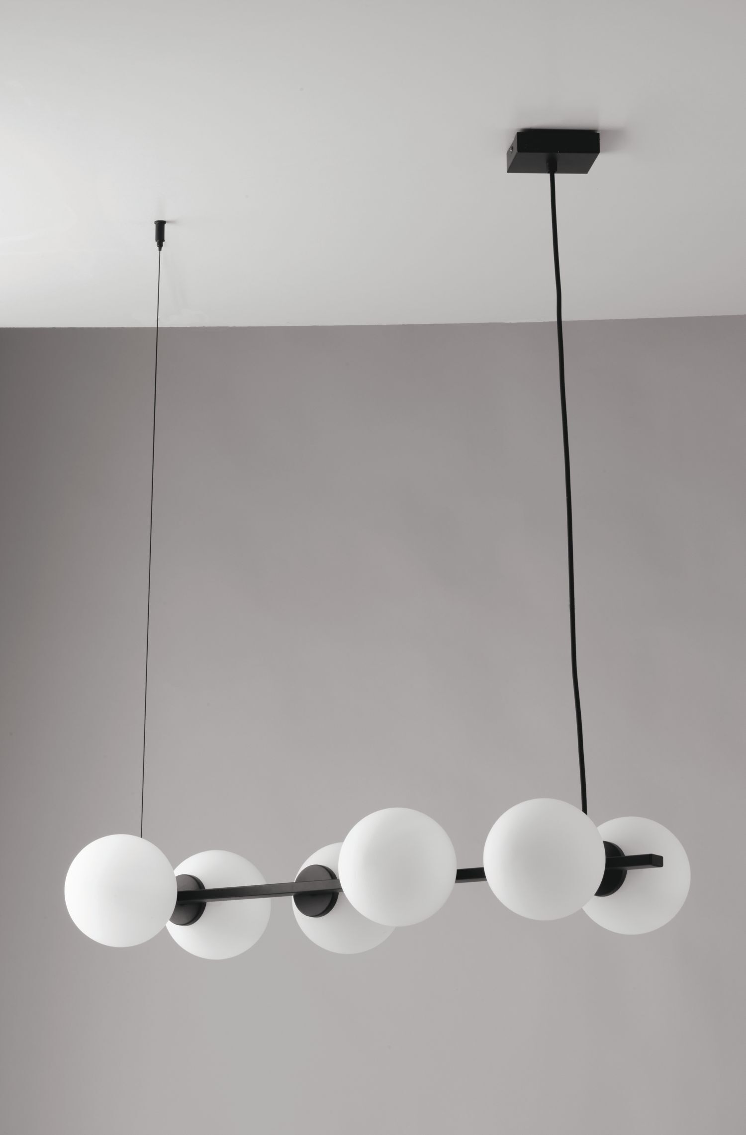 Pendelleuchte Schwarz Weiß L:80 cm E14 Kugeln satiniert