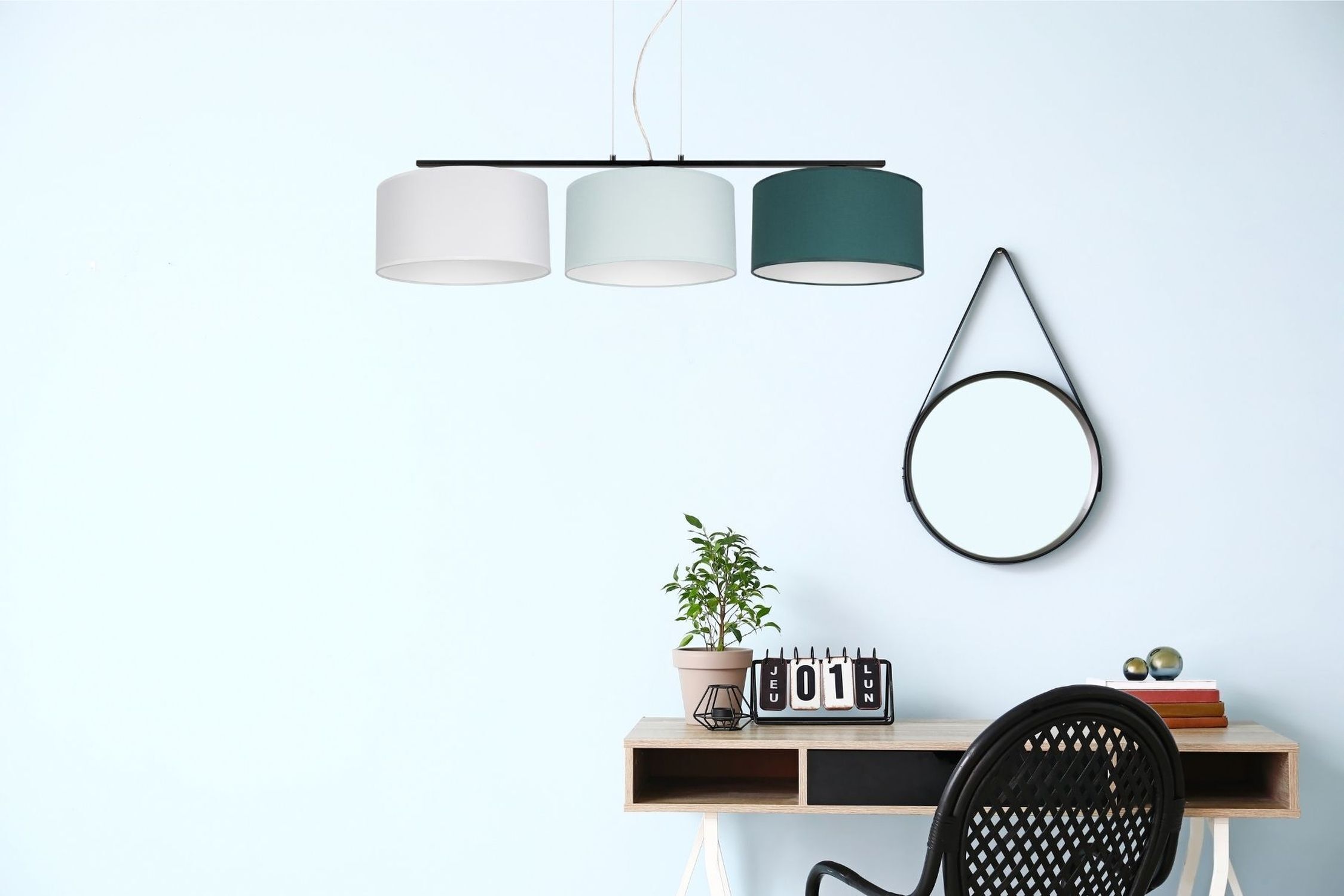 pendant light, drei lampenschirme, wohnaccessoire, wandspiegel, schreibtischsetup