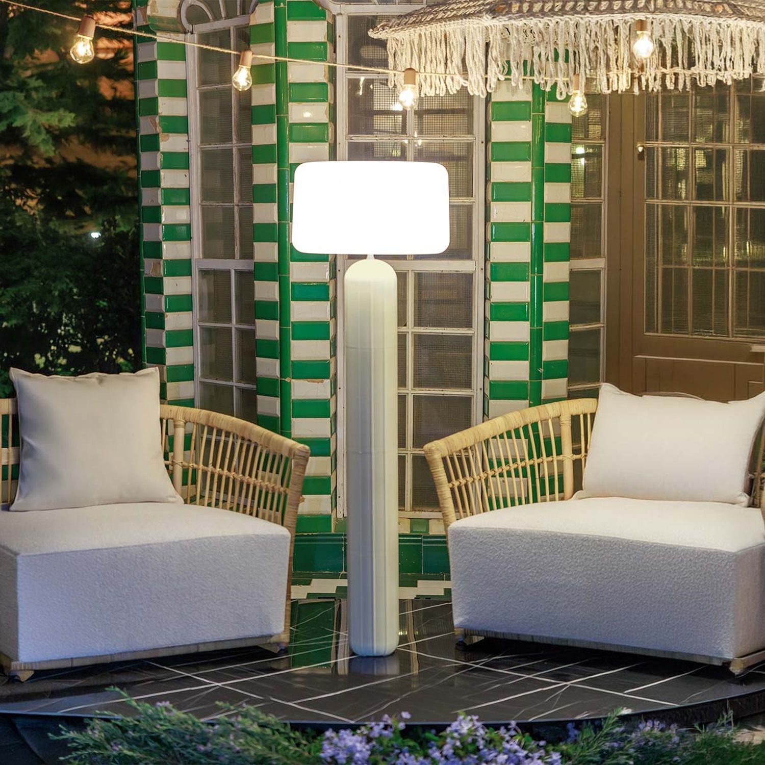 Lounge-Sessel, Gartenstuhl, Stehleuchte, Außenbereich, Sitzgruppe