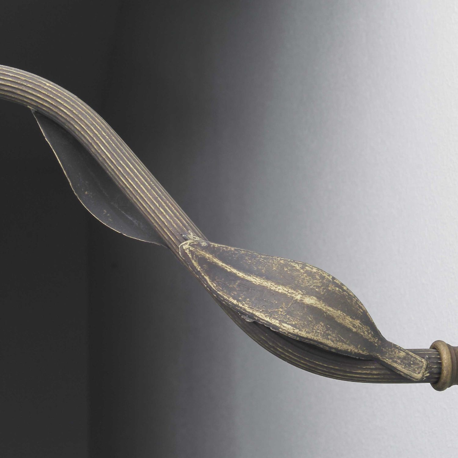 Wandlampe Weiß aus Glas und Echt-Messing Bronze, Schwert, Waffe, Dolch, Messer