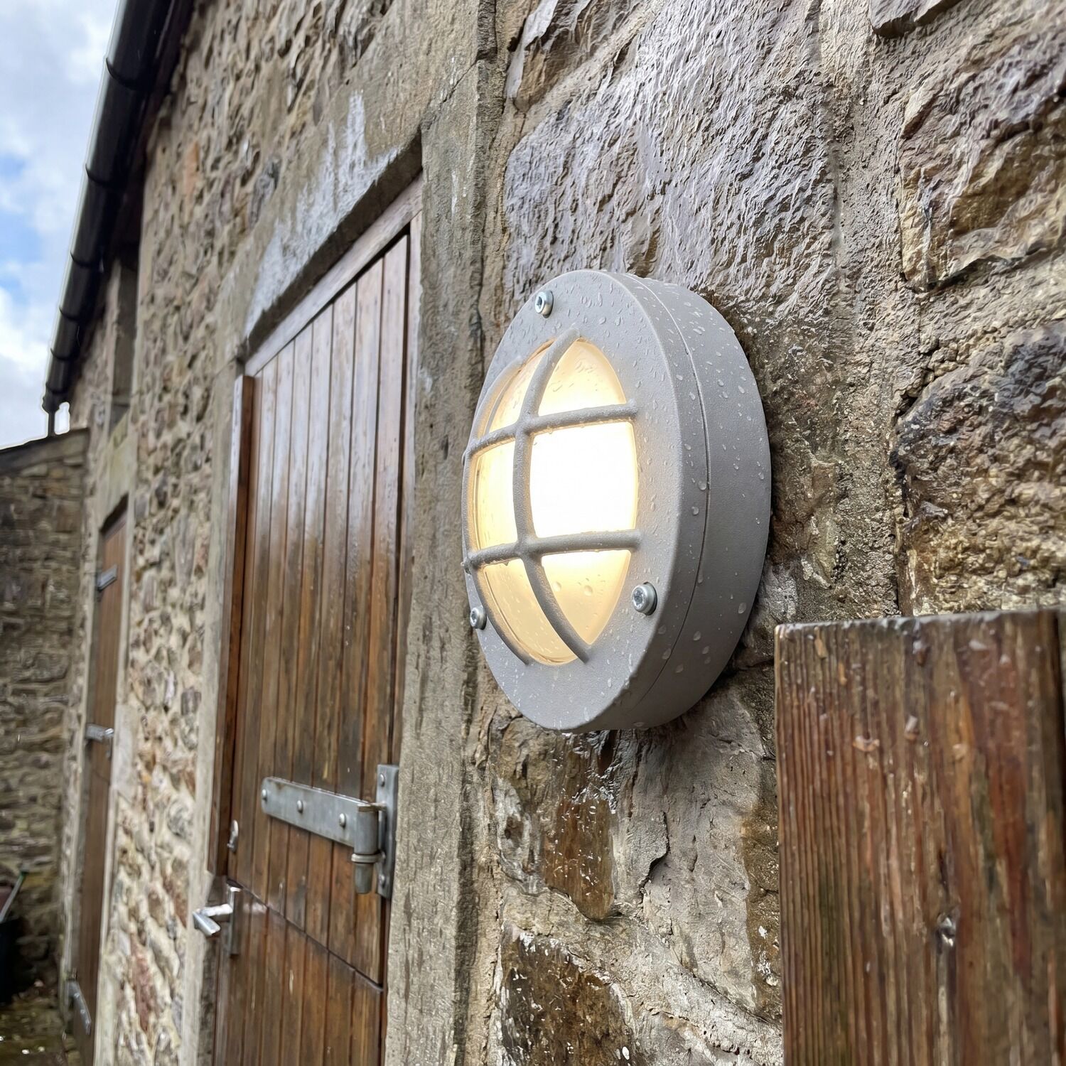 le116720-wandlampe-terrasse-eingangsbereich-garten-aussen-metall-kunststoff-industrial-rustikal-ip44-grau-silber-05 Außenleuchte, Wandlampe, Metallgehäuse, Gitterlampe, Beleuchtung